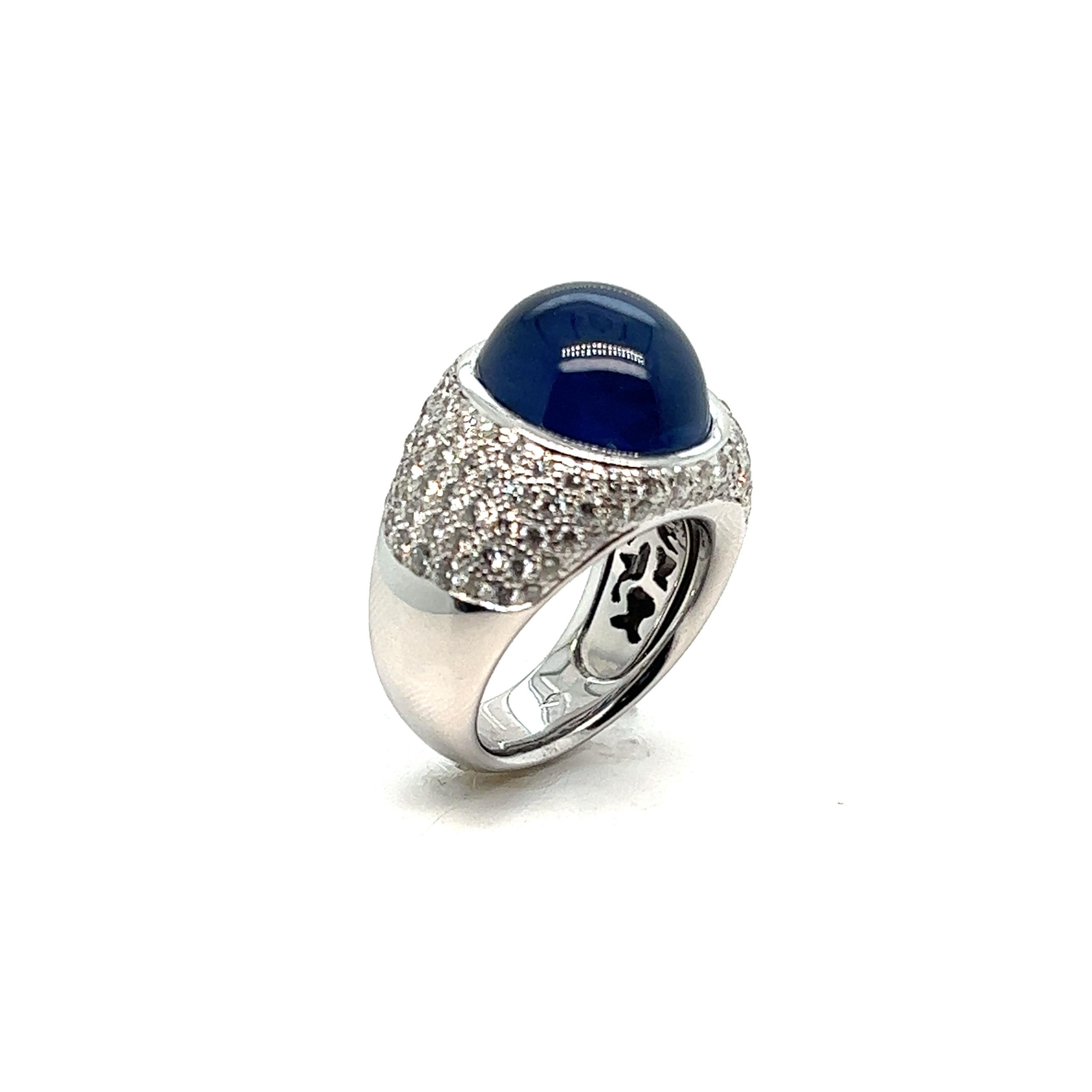 Anello con zaffiro cabochon e diamanti incastonati in oro bianco 18 carati in vendita 6