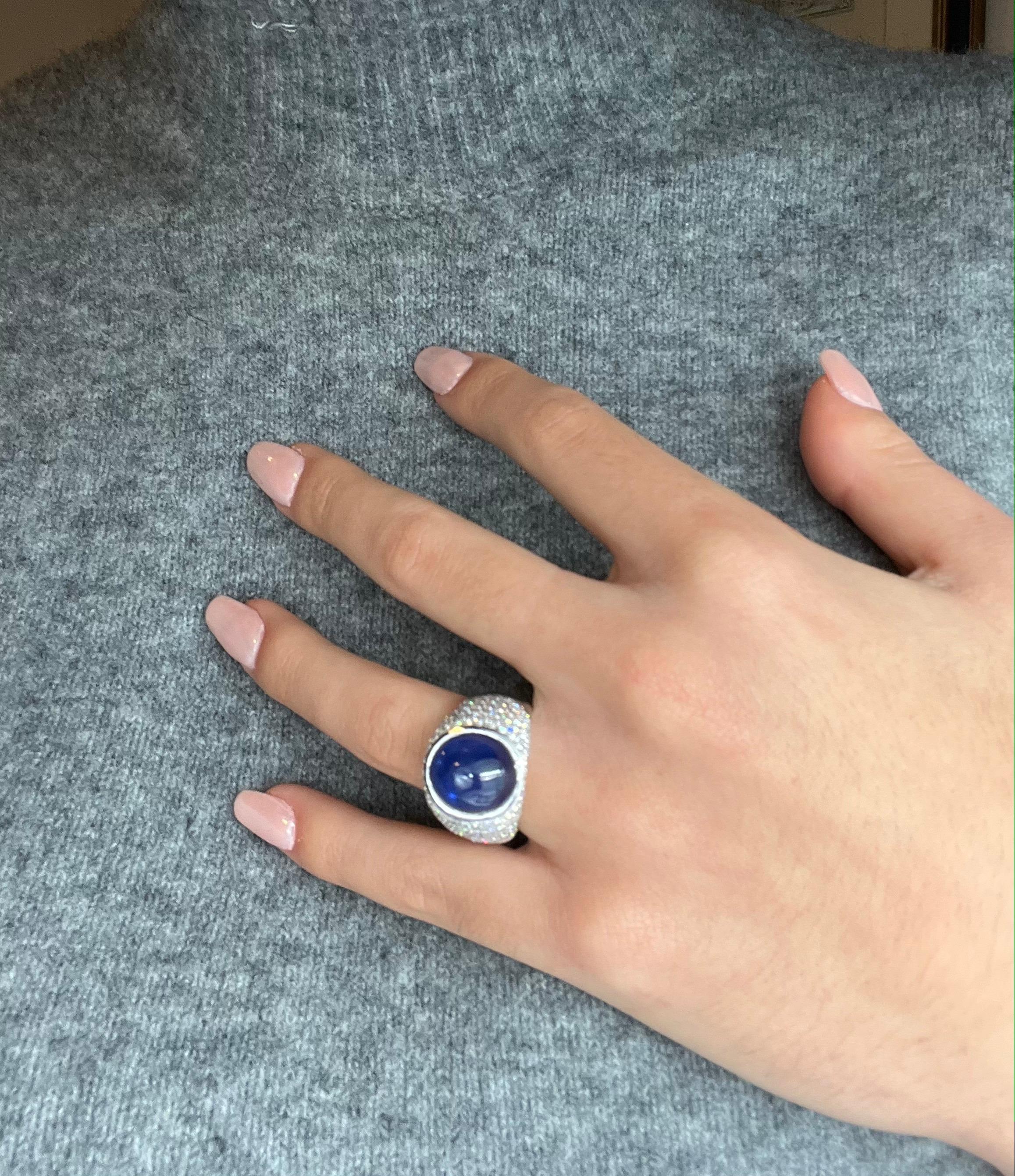 Anello con zaffiro cabochon e diamanti incastonati in oro bianco 18 carati in vendita 8