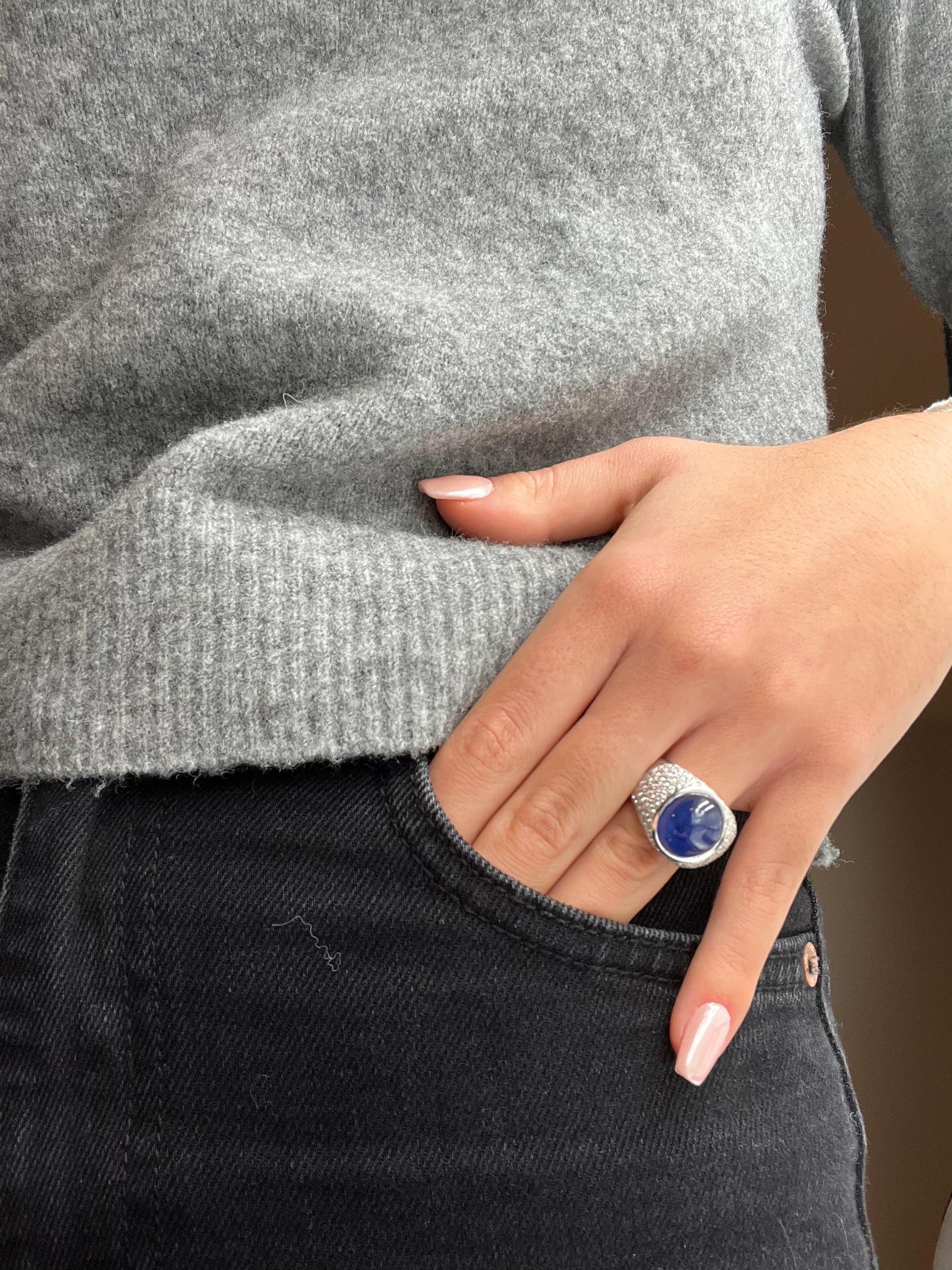Anello con zaffiro cabochon e diamanti incastonati in oro bianco 18 carati in vendita 9