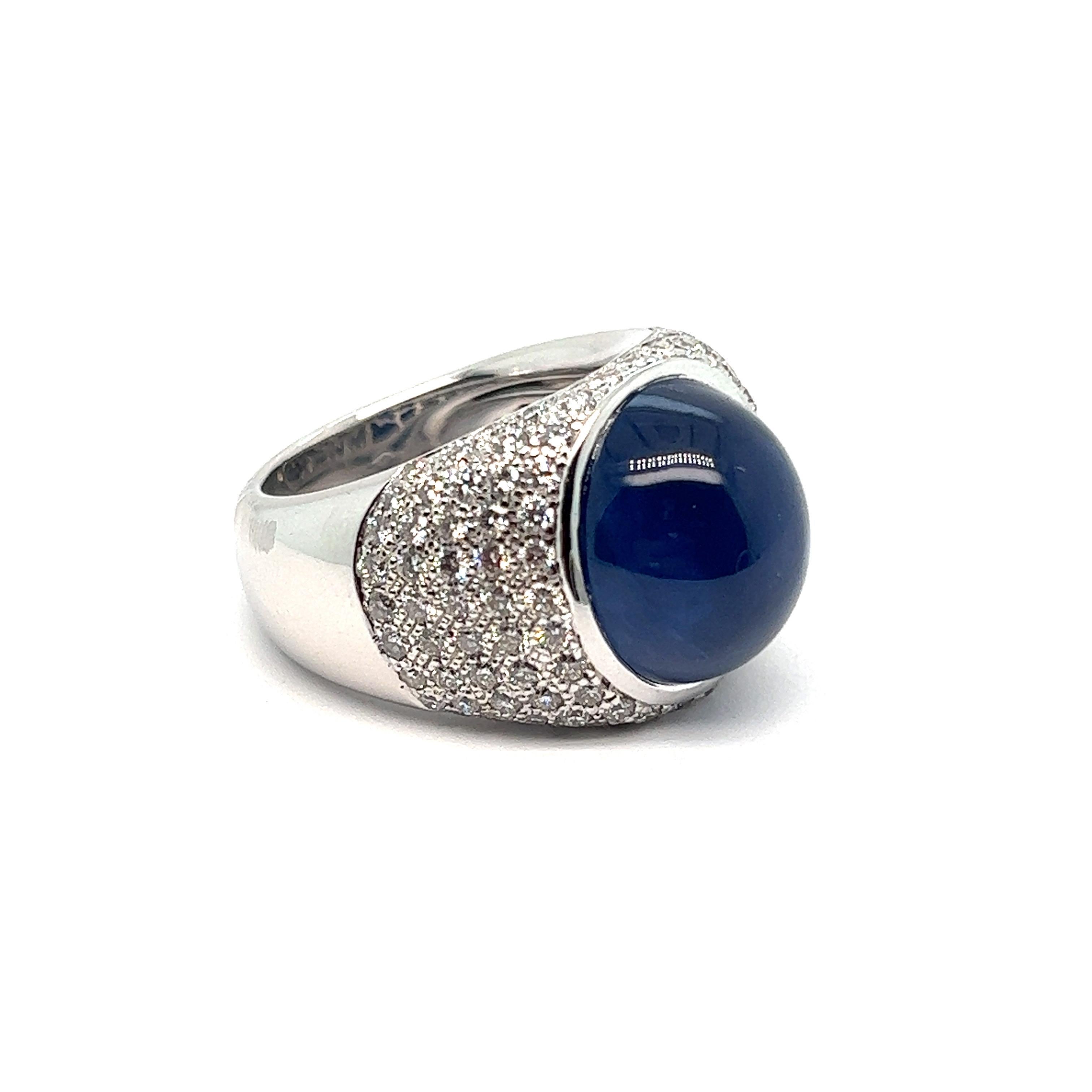 Anello in oro bianco sormontato da uno zaffiro cabochon con diamanti incastonati

Bellissimo anello in oro bianco 18 carati. Questo anello moderno può essere indossato sull'anulare, ma anche sul dito medio. Questo anello, tutto in rotondità, mette