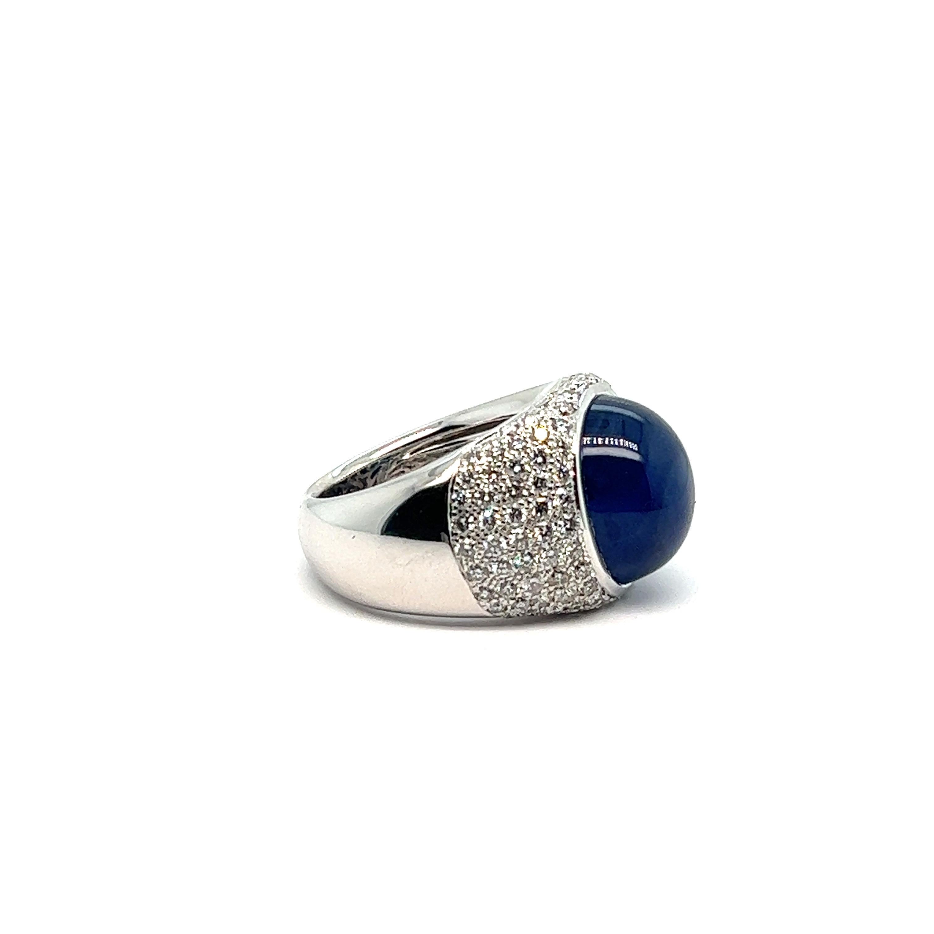 Cabochon Anello con zaffiro cabochon e diamanti incastonati in oro bianco 18 carati in vendita