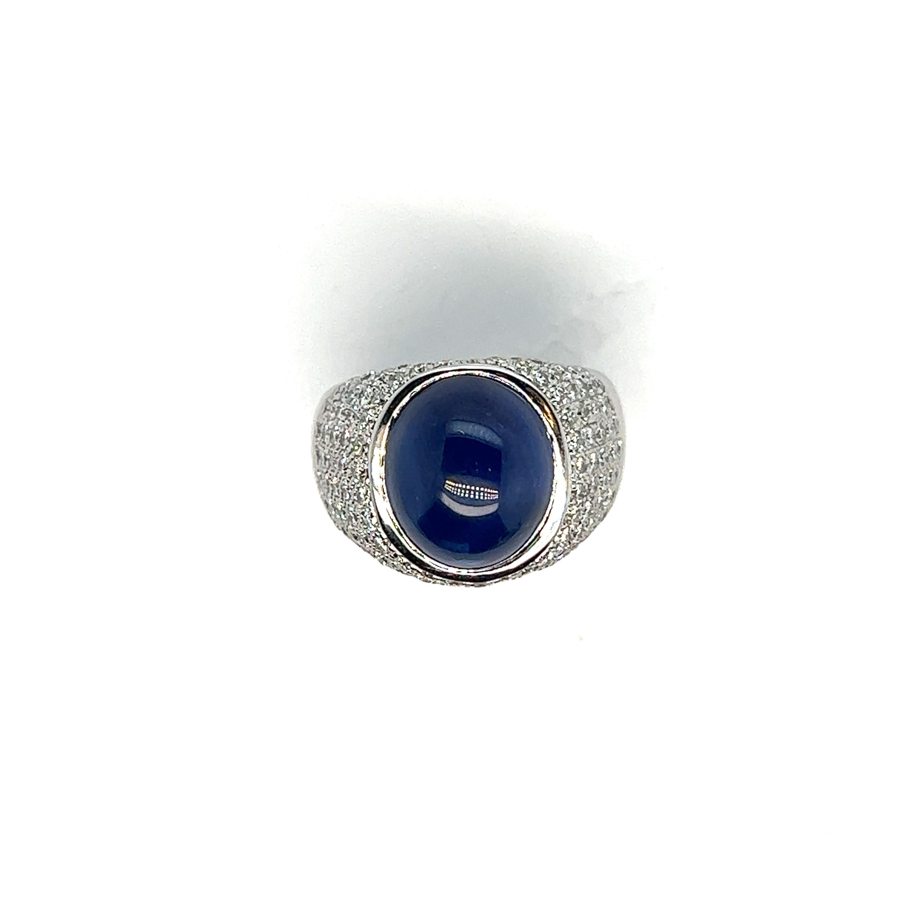 Anello con zaffiro cabochon e diamanti incastonati in oro bianco 18 carati In condizioni ottime in vendita a Vannes, FR
