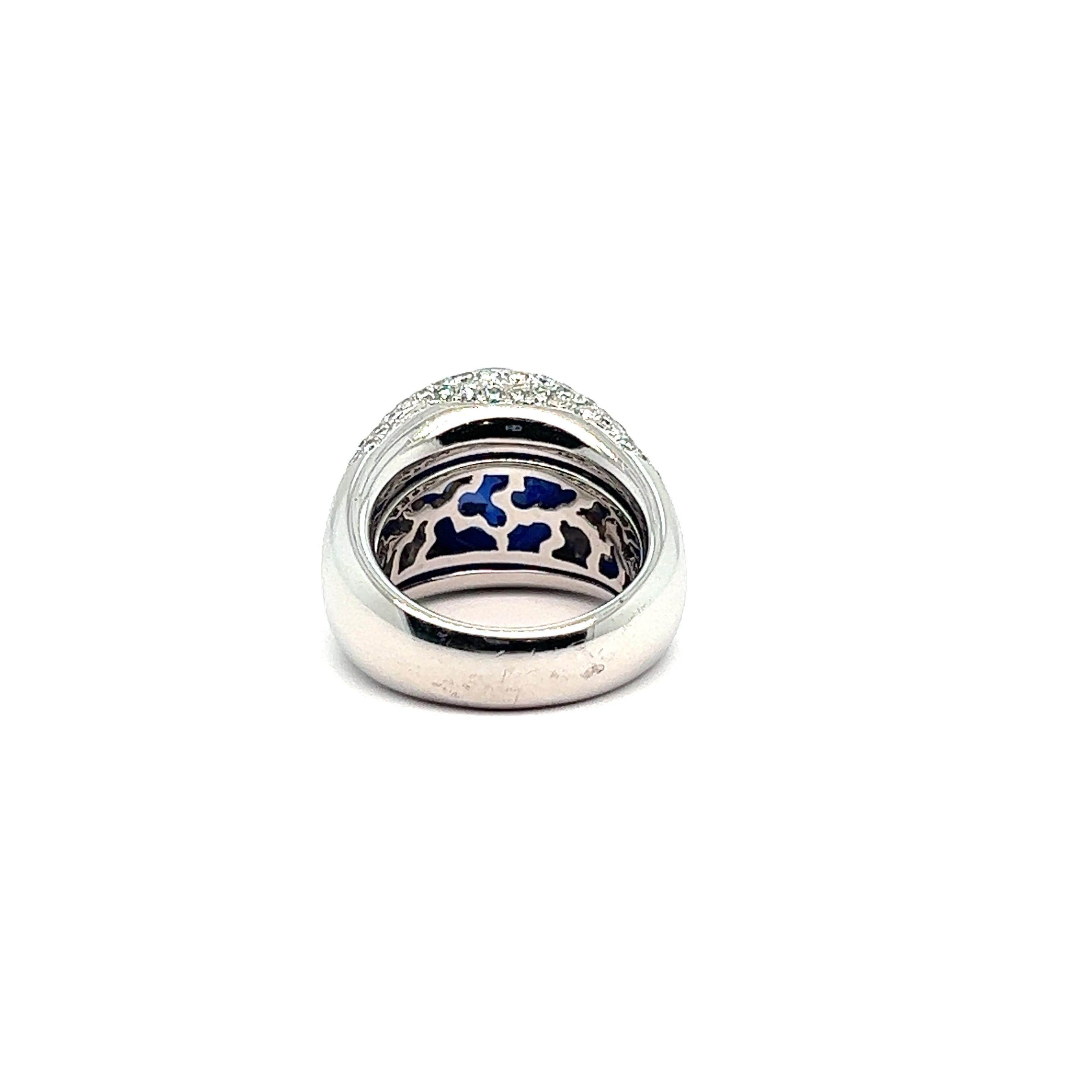Anello con zaffiro cabochon e diamanti incastonati in oro bianco 18 carati in vendita 1