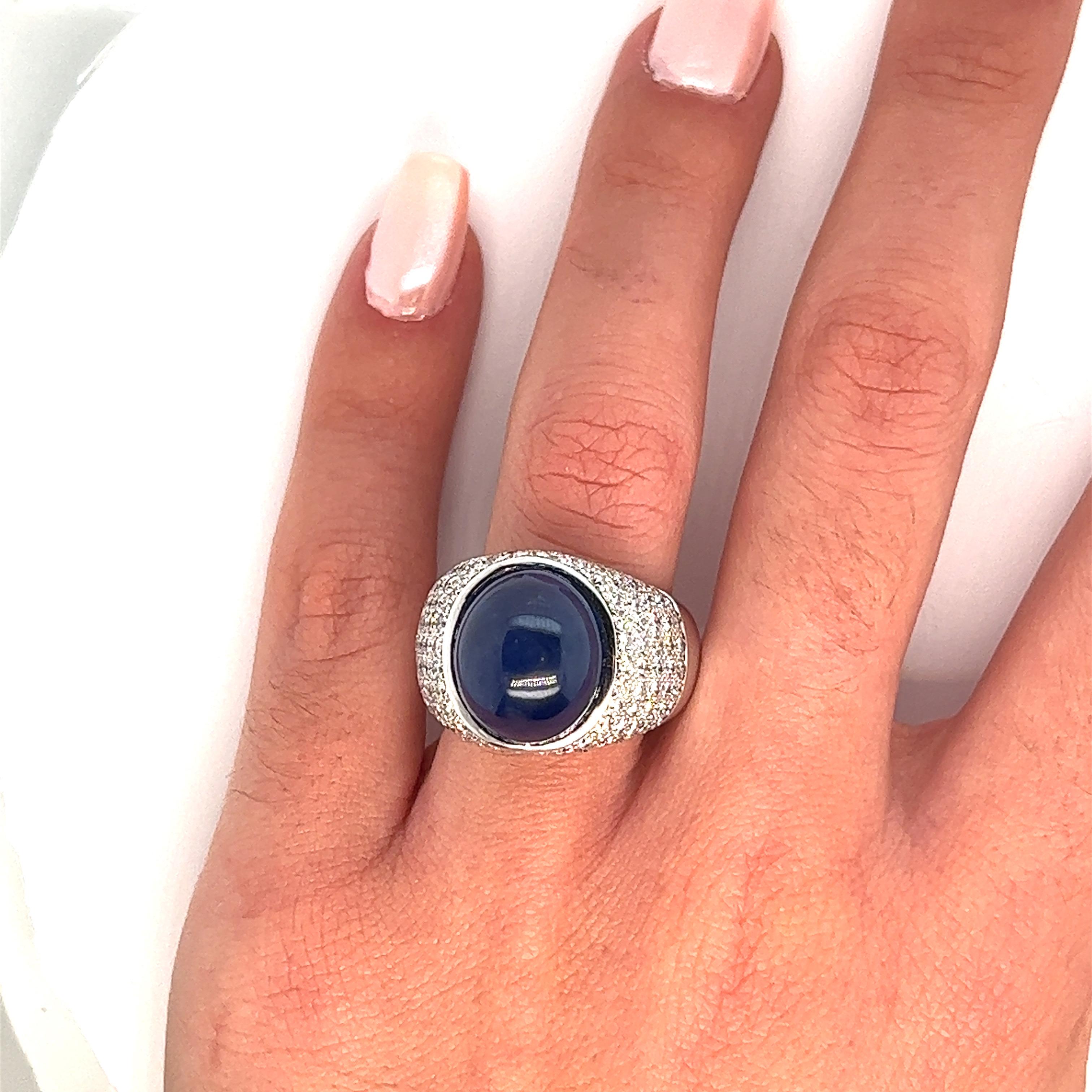 Anello con zaffiro cabochon e diamanti incastonati in oro bianco 18 carati in vendita 2