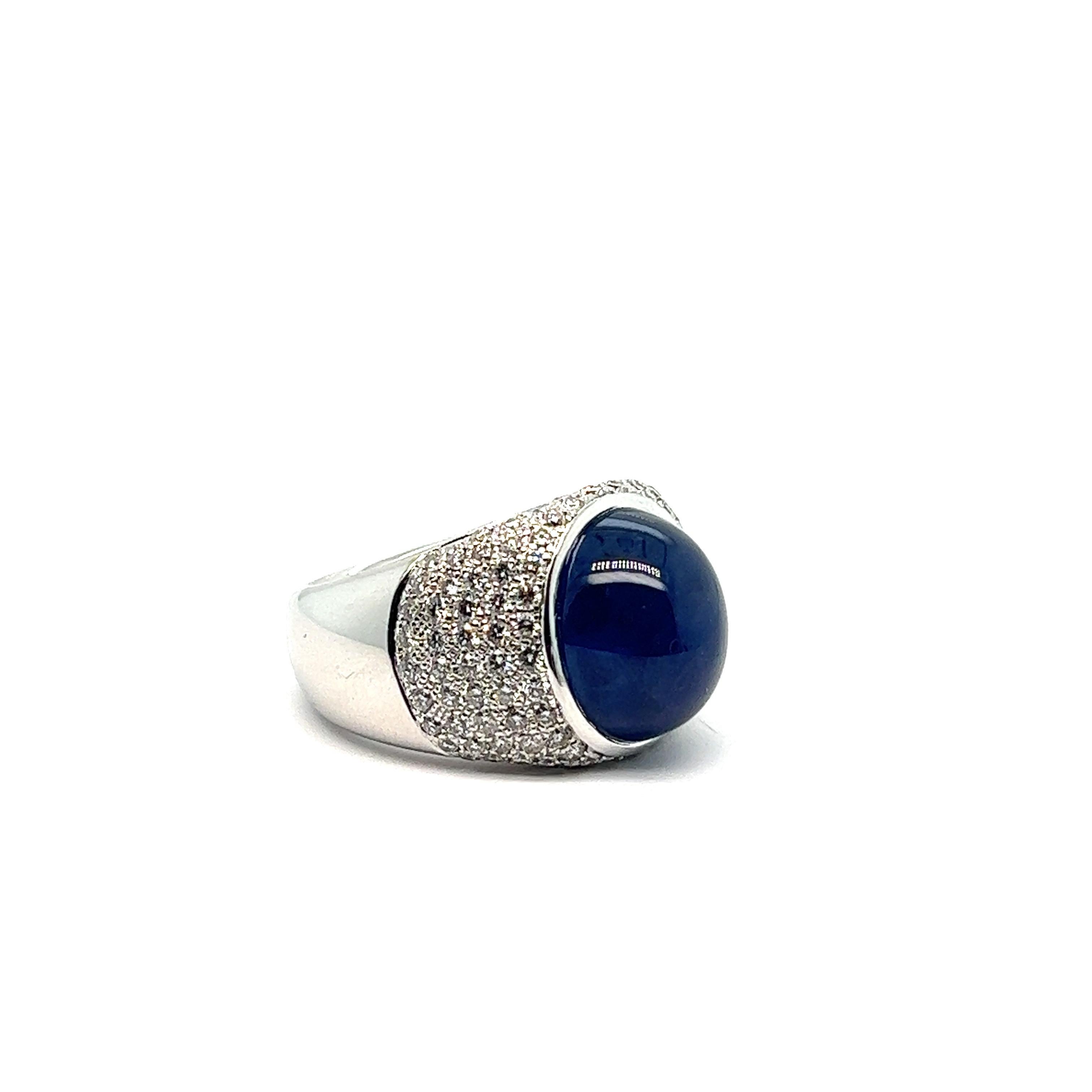 Anello con zaffiro cabochon e diamanti incastonati in oro bianco 18 carati in vendita 3