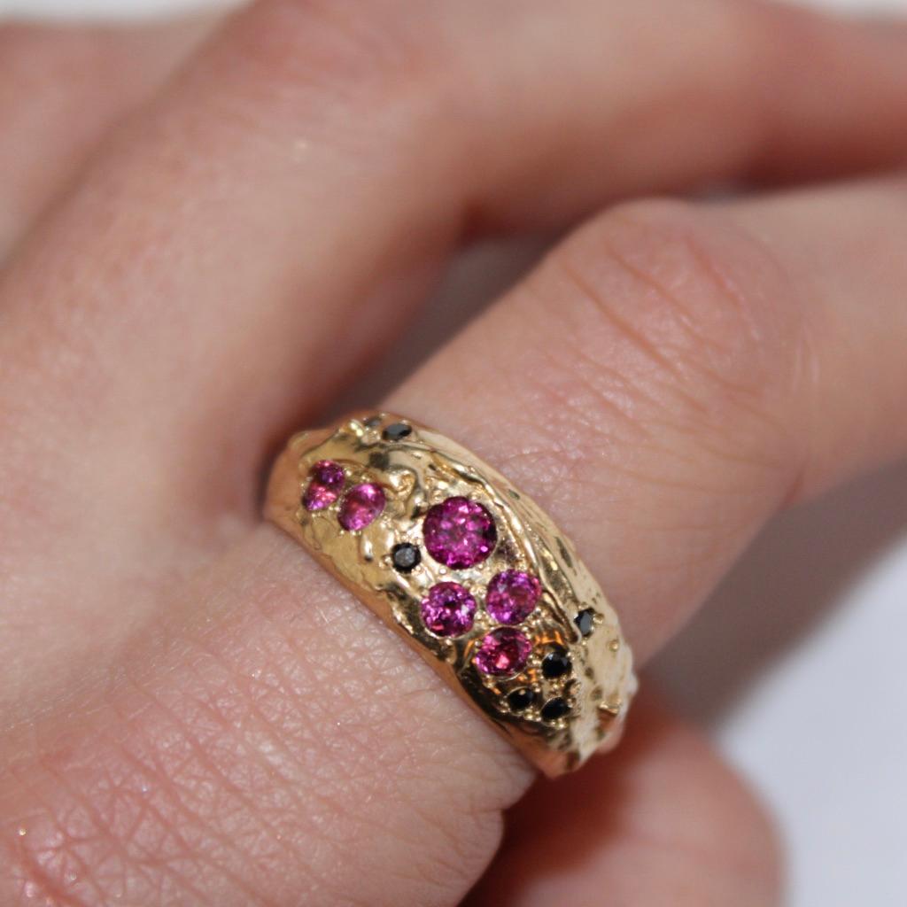 Brilliant Cut Dome Ring with Black Diamonds and Pink Garnets in 14K Gold For Sale