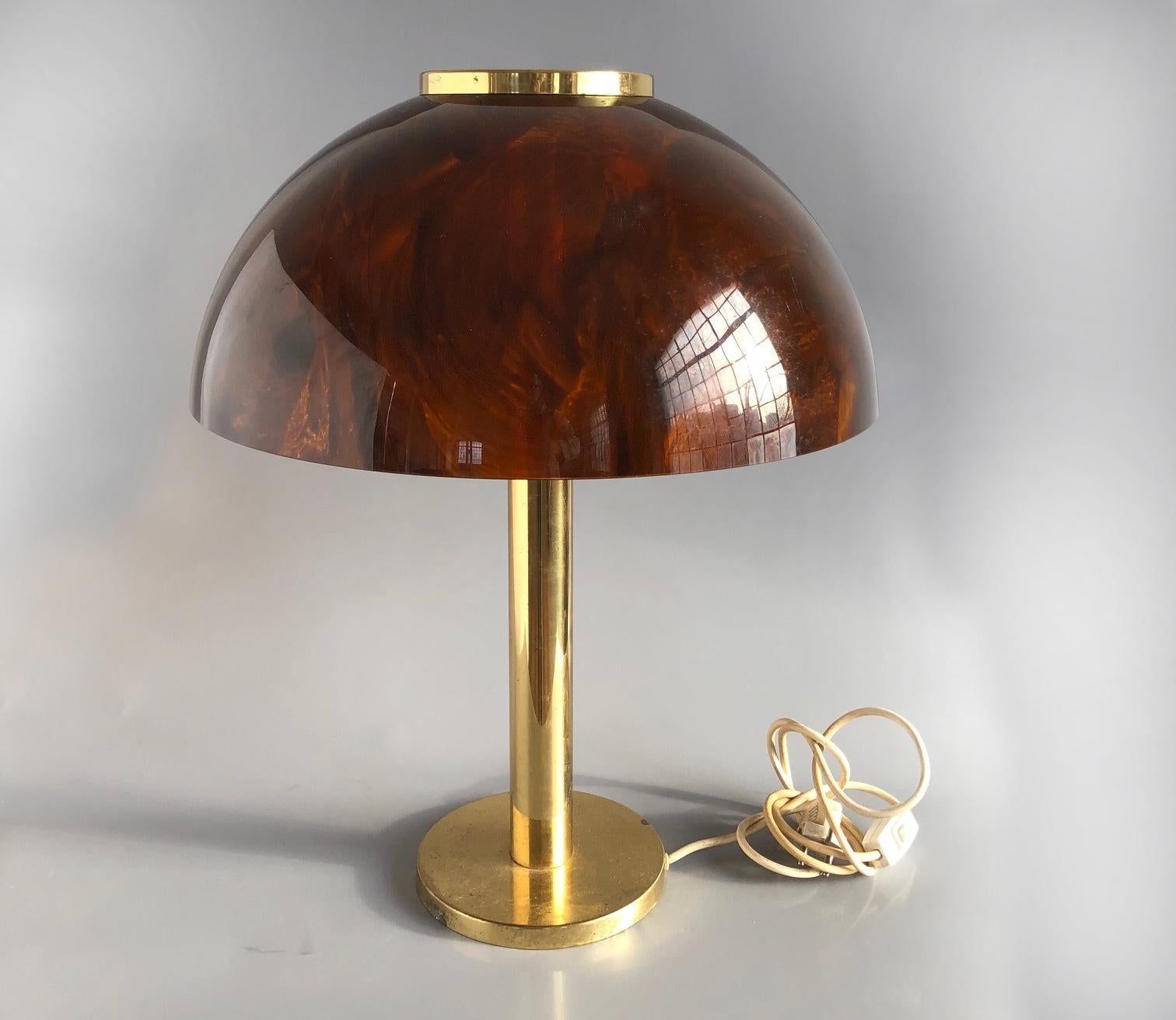 Nice form lamp with brownish shade that imitates turtle shell texture. Body in brass. Original condition. European plug.