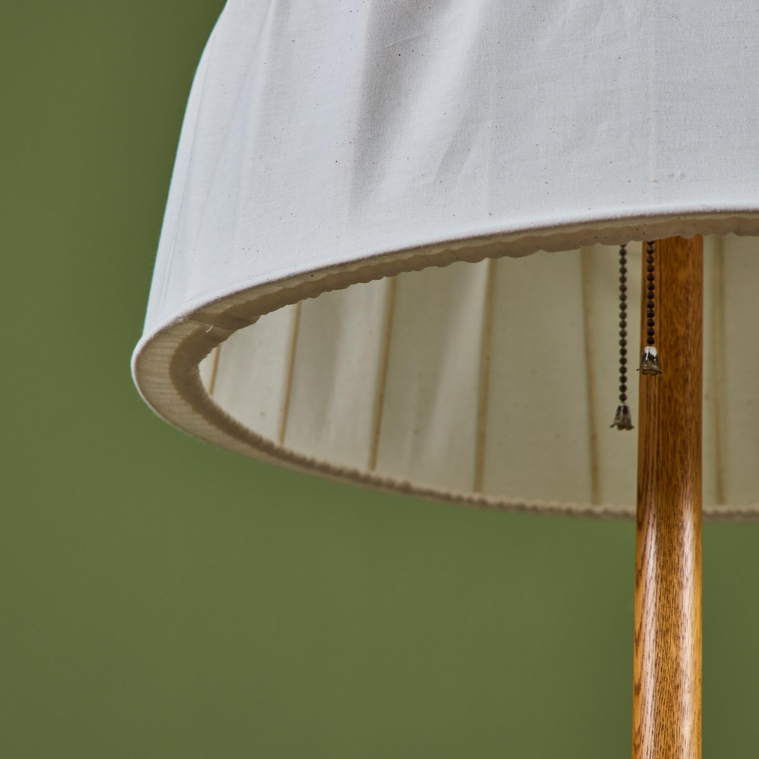 Mid-Century Modern Dome Shade Oak Floor Lamp en vente