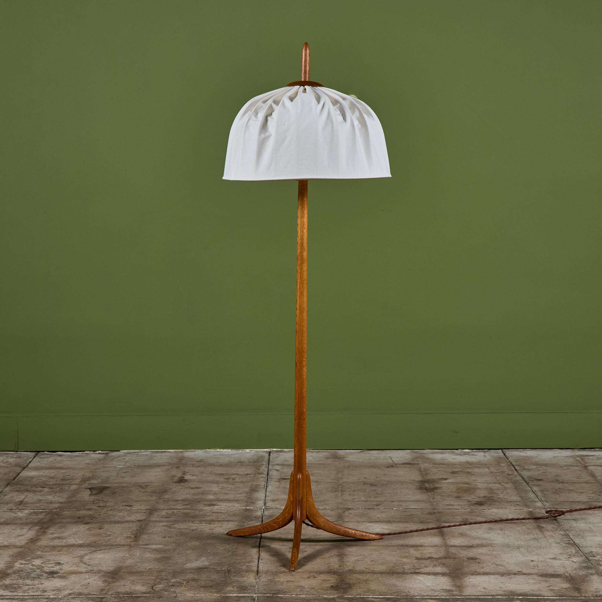 Américain Dome Shade Oak Floor Lamp en vente