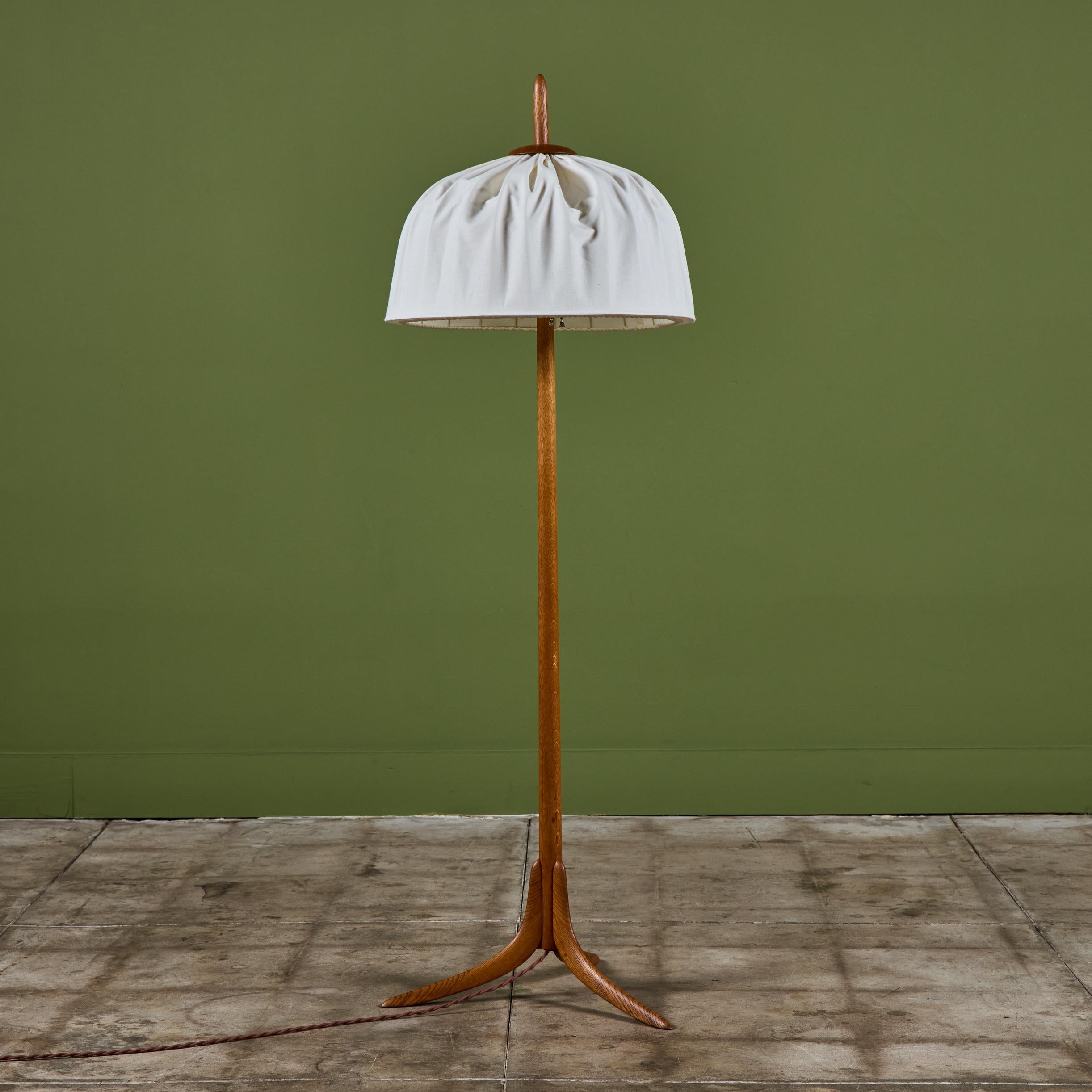 Dome Shade Oak Floor Lamp Excellent état - En vente à Los Angeles, CA