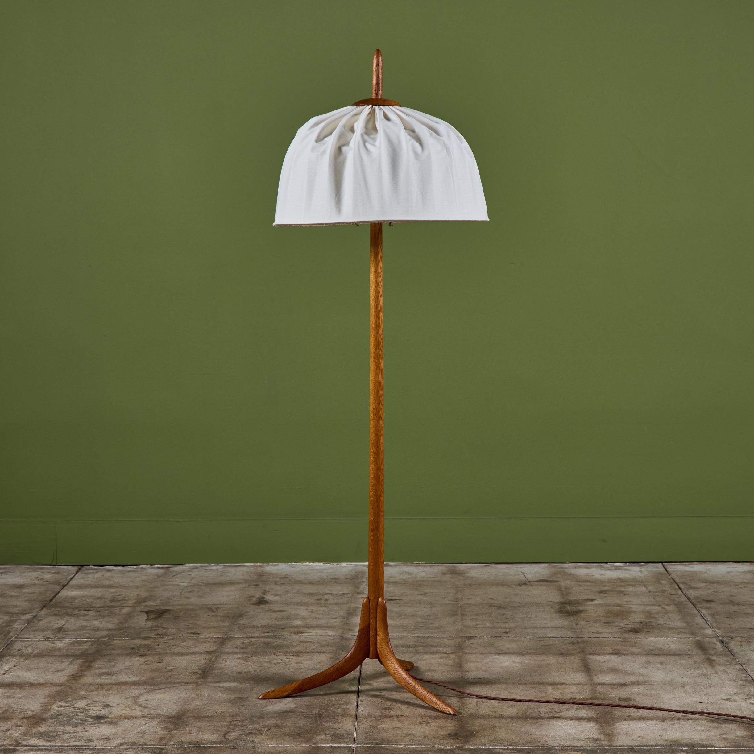 20ième siècle Dome Shade Oak Floor Lamp en vente