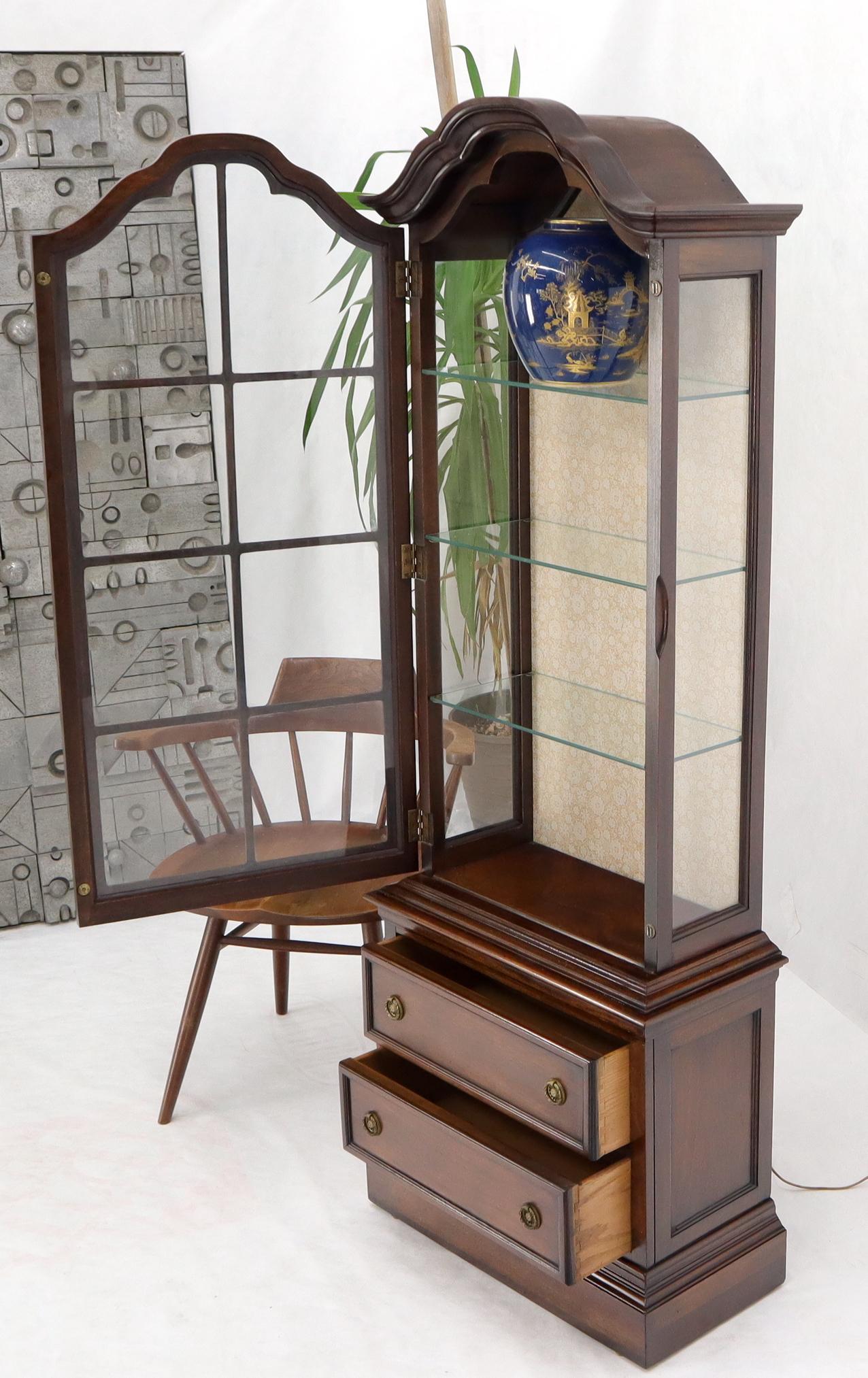 Vitrine de curiosité à deux tiroirs et compartiment avec étagères en forme de dôme et dessus en verre en vente 2