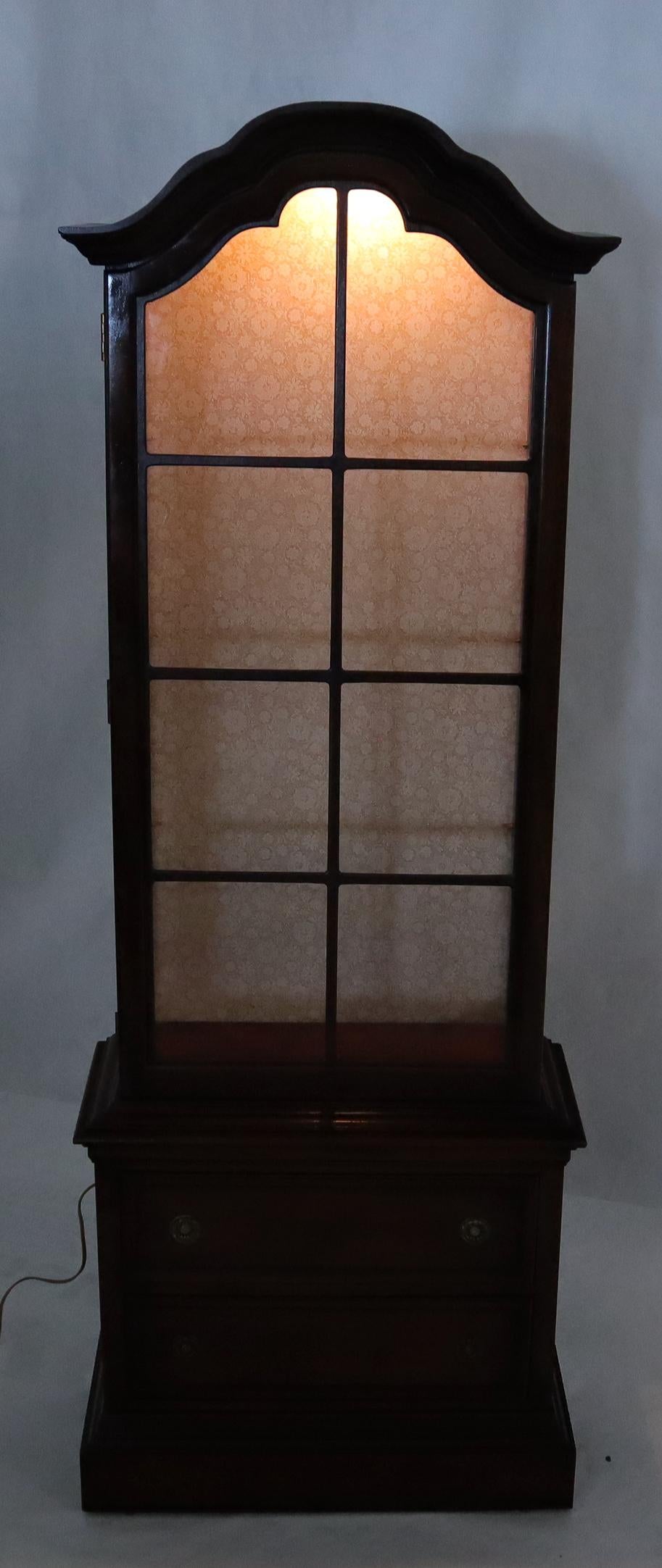 Fédéral Vitrine de curiosité à deux tiroirs et compartiment avec étagères en forme de dôme et dessus en verre en vente