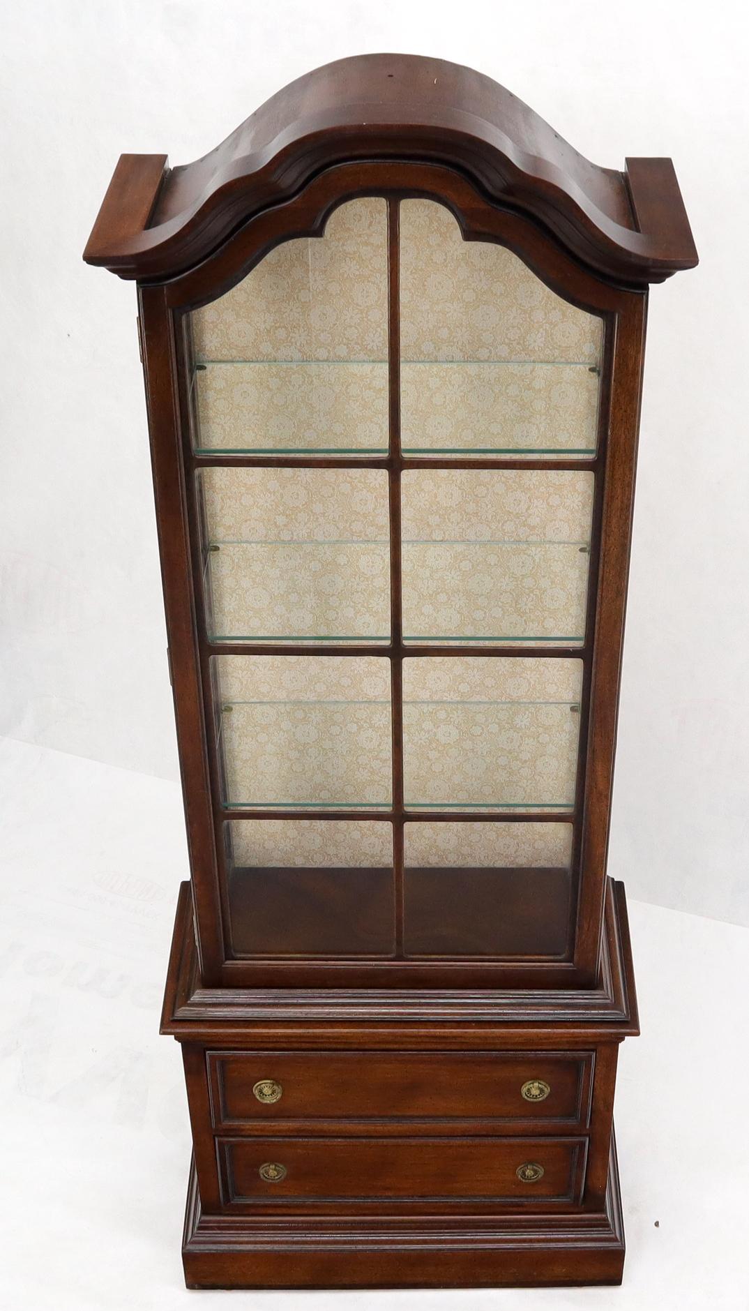 Kuppelkuppelförmige Glasregale mit zwei Schubladenfachen Curio Display Cabinet (Lackiert) im Angebot