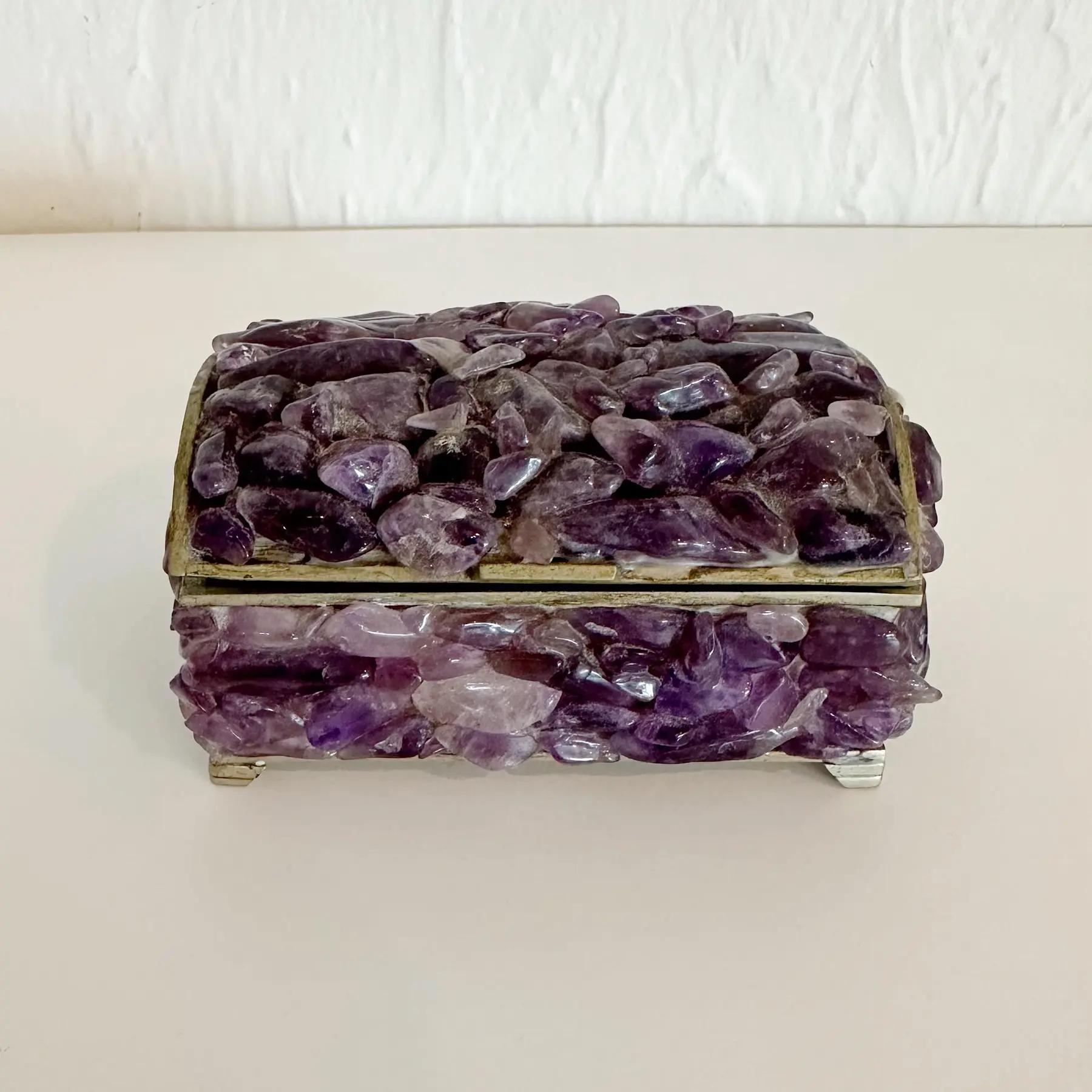 Scatola con coperchio a cupola in ametista e acciaio, anni '60. Presenta una patina calda e una fodera in velluto viola. In buone condizioni vintage, con lievi segni di usura e patina dovuti all'età e all'uso.