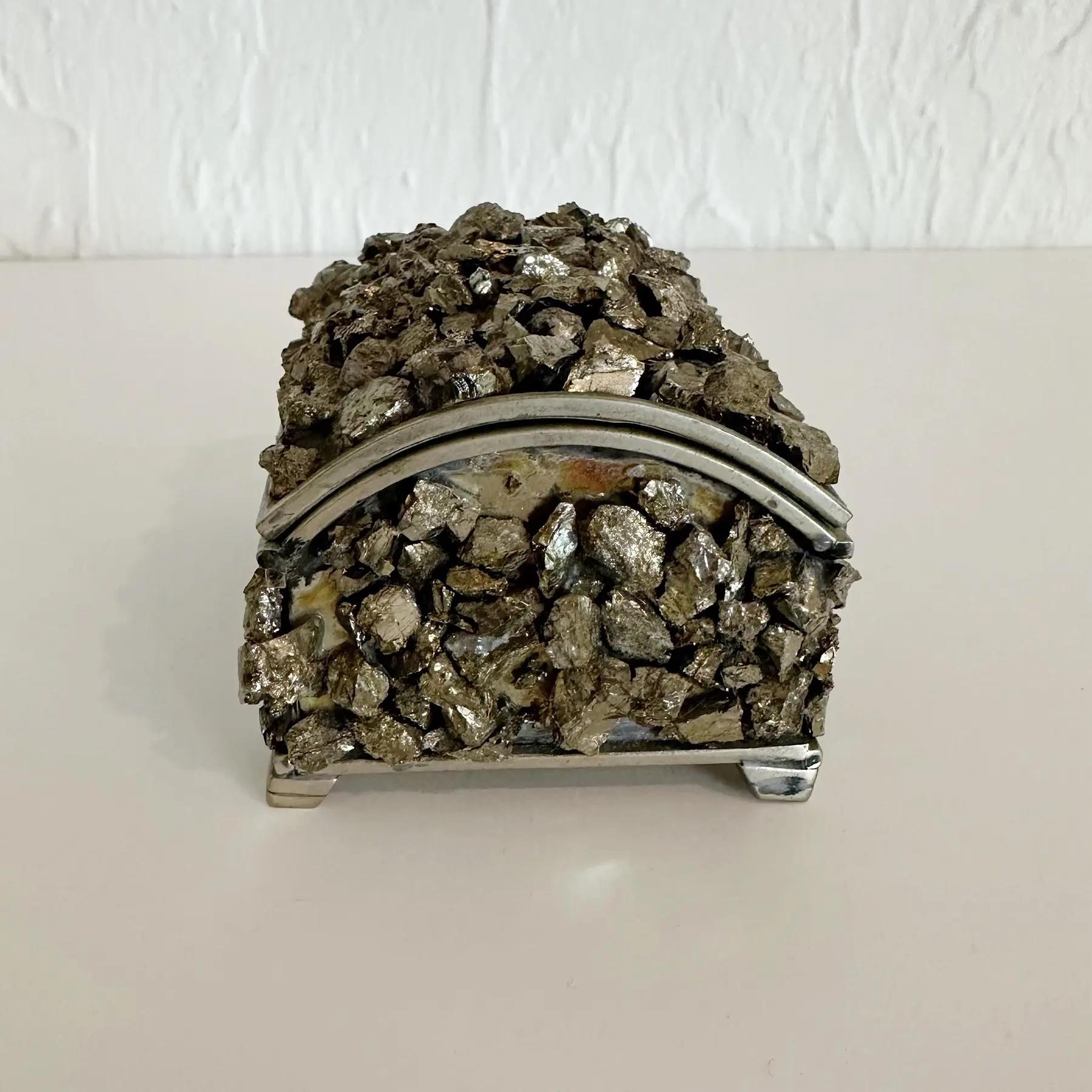 Scatola con coperchio a cupola in pirite e acciaio, anni '60. Presenta una patina calda e una fodera in velluto marrone intenso. In buone condizioni vintage. Un paio di cristalli mancanti ma nel complesso sembra completo.