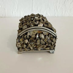 Caja con tapa abatible de pirita y acero en forma de cúpula, años 60.