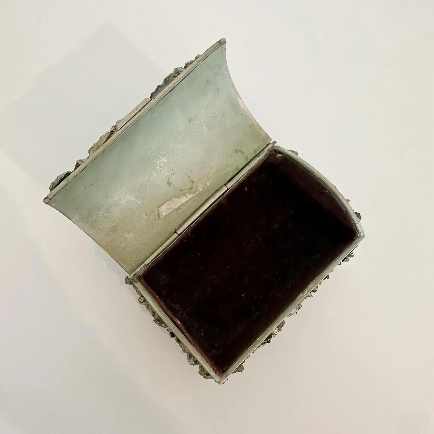 Metà XX secolo Scatola con coperchio a cupola in pirite e acciaio, anni '60. in vendita