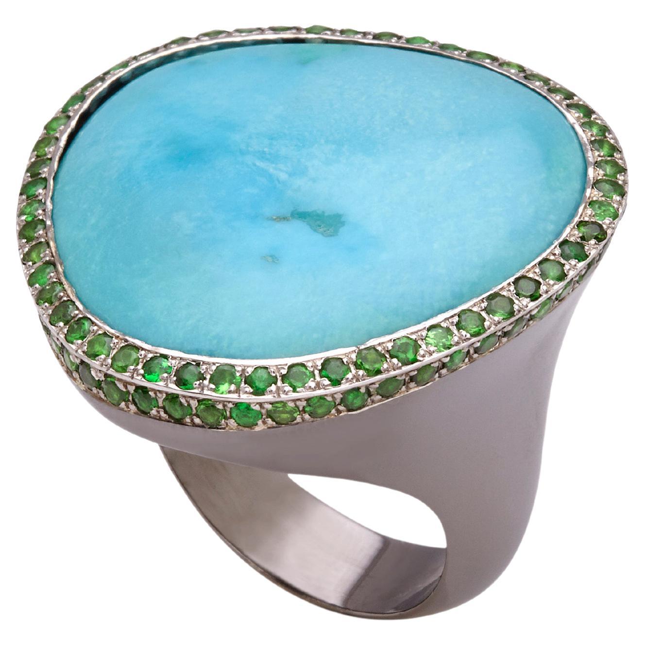 Anello a cupola in argento ossidato con pezzo d'arte in turchese e tzavorite