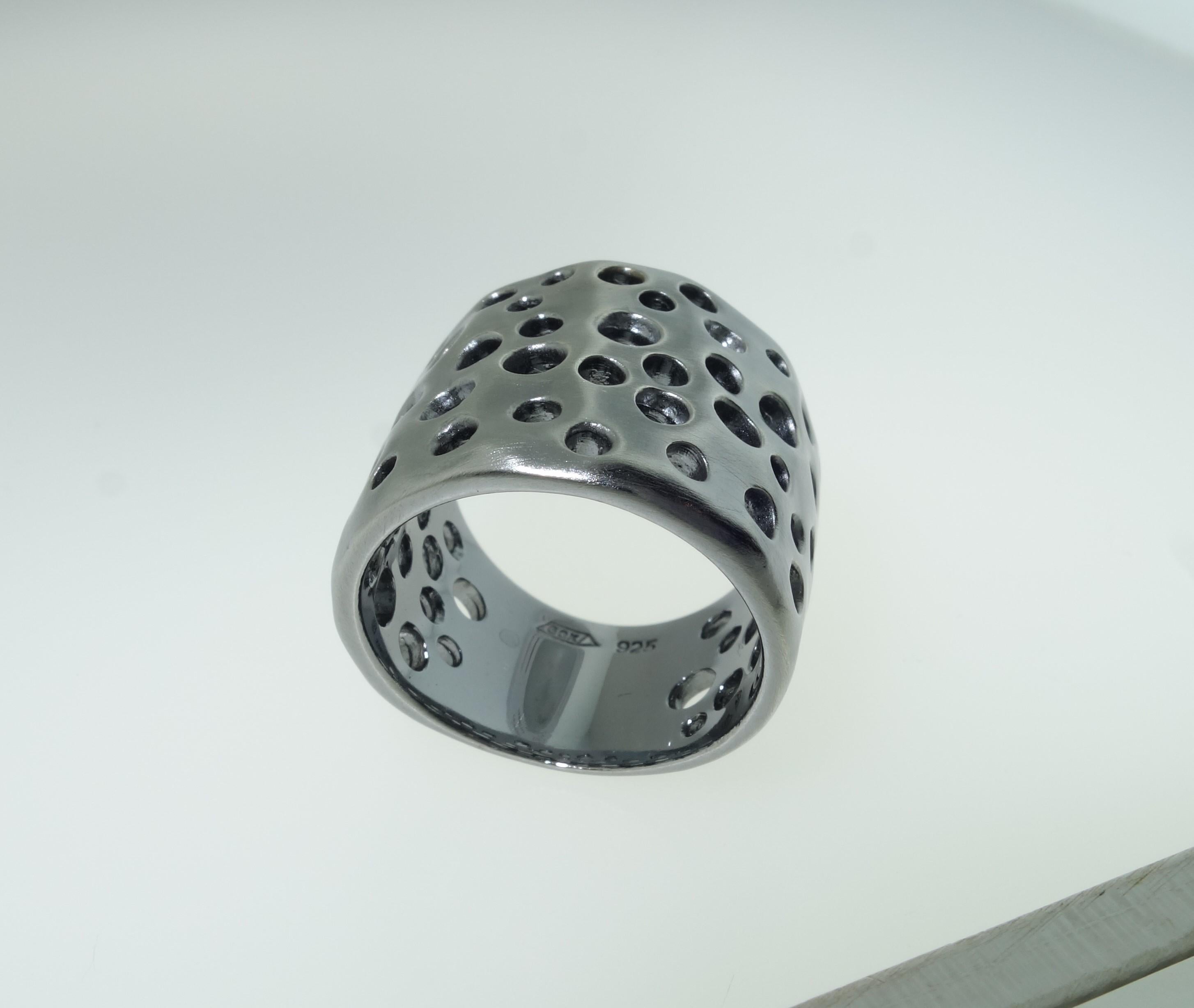 Schöne Kuppel Ring Hand in Rhodium Sterling Silber gefertigt; die obere Kuppel des Rings misst ca. 1 Zoll in der Länge x 0,75 Zoll breit. Ring Größe 7. Kühn und doch unverwechselbar klassisch! Hervorragend in jeder Hinsicht ... Ein Muss haben Sie