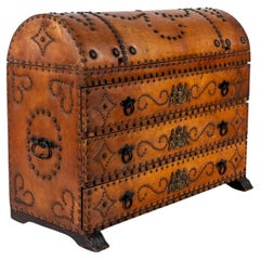 Commode en cuir à plateau Dome, Ex. Iris Apfel