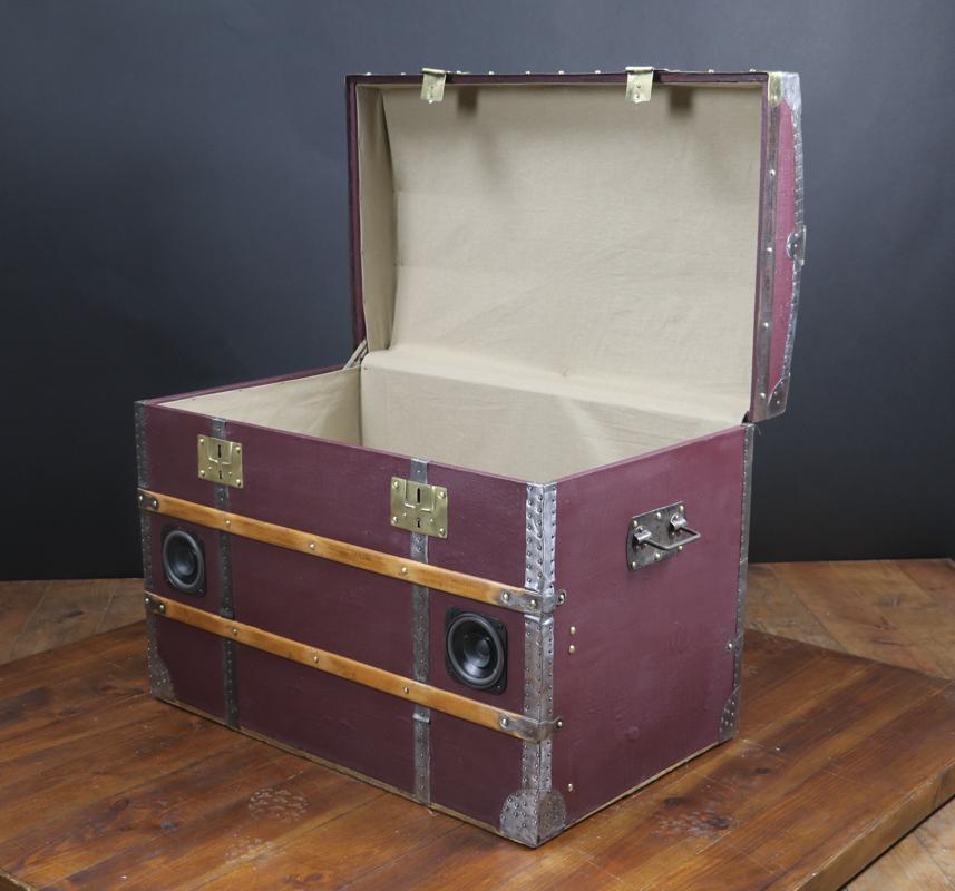 Dome-topped wooden trunk.

Brass locks.

Refurbished interior.

The trunk is equipped with 2 loudspeakers and a bluetooth card,

This enables you, once connected, to play the music of your choosing.


 