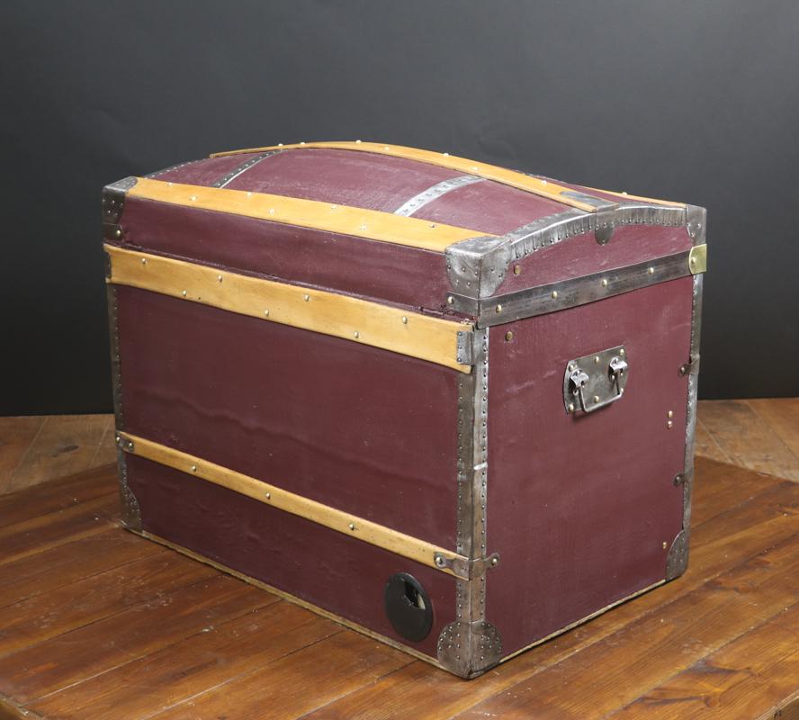 Dome-Topped Trunk with Bluetooth Loudspeakers In Good Condition For Sale In Haguenau, FR