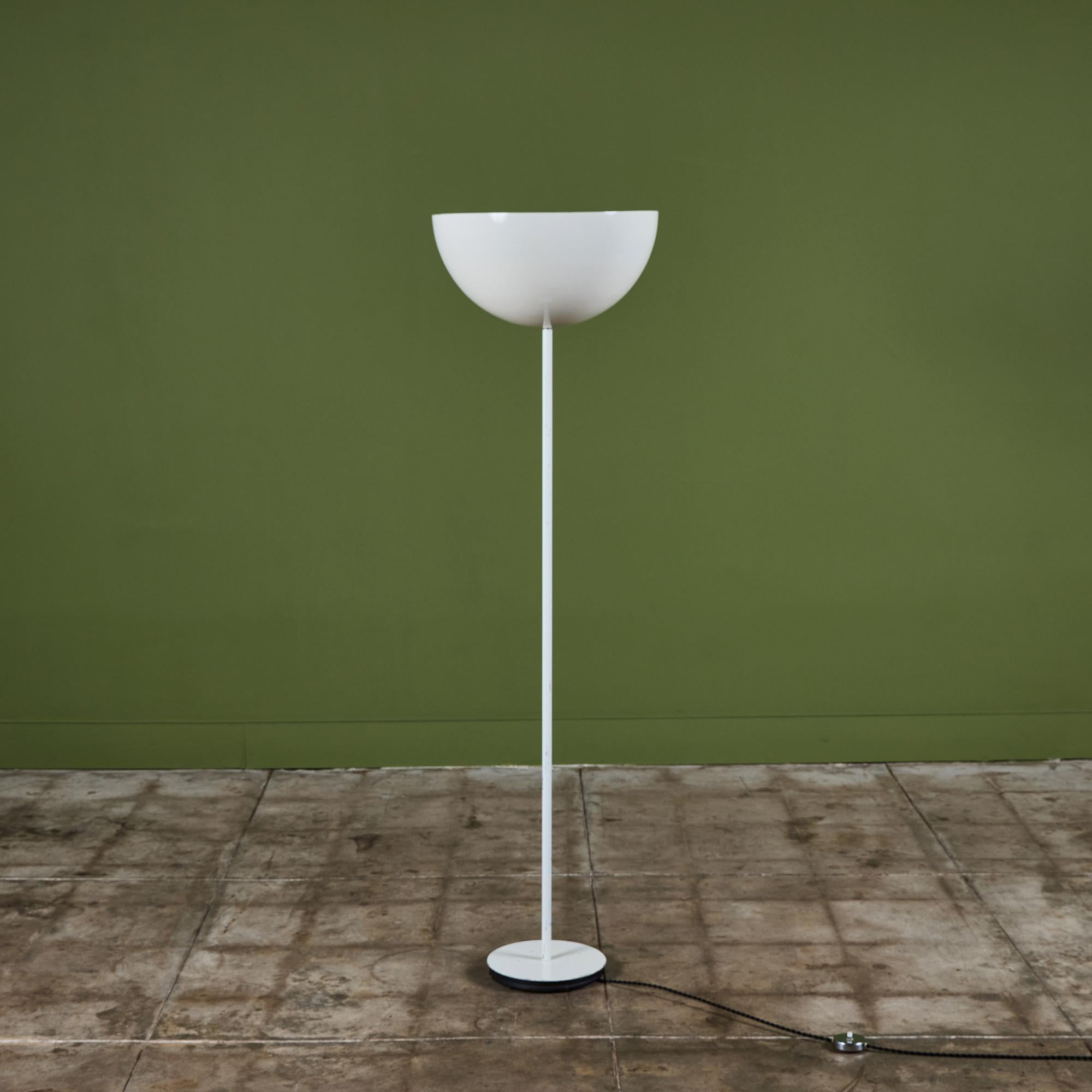 Lámpara de pie uplight esmaltada en blanco para Flos. Esta moderna lámpara tiene una pantalla abovedada que dirige la luz hacia arriba y un interruptor redondo cromado de encendido/apagado de pedal en el cable negro de la lámpara, recién