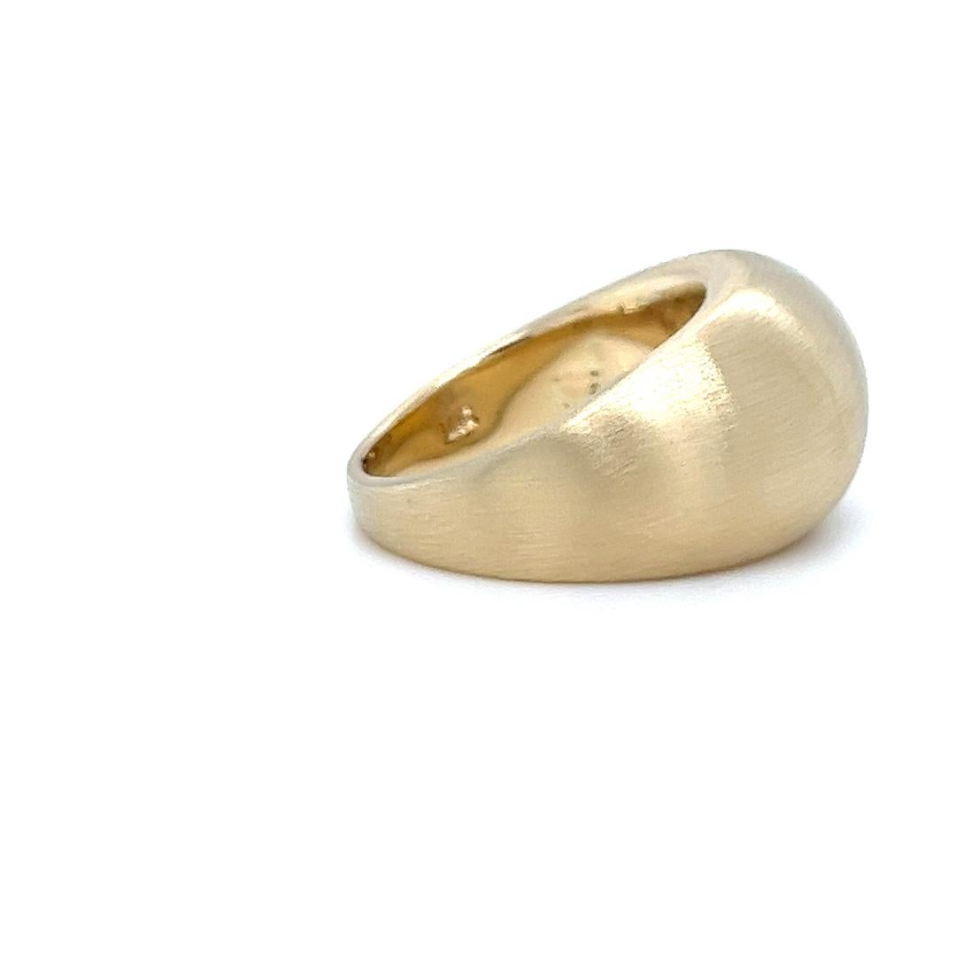 Anello a cupola in oro giallo 14 carati con finitura opaca e design affusolato da 12,5 mm a 2,9 mm. 
Misura delle dita 5.5
Il peso finito è di 13,5 grammi

Scopri l'eleganza senza tempo di questo anello a fascia in oro. La sua superficie liscia e
