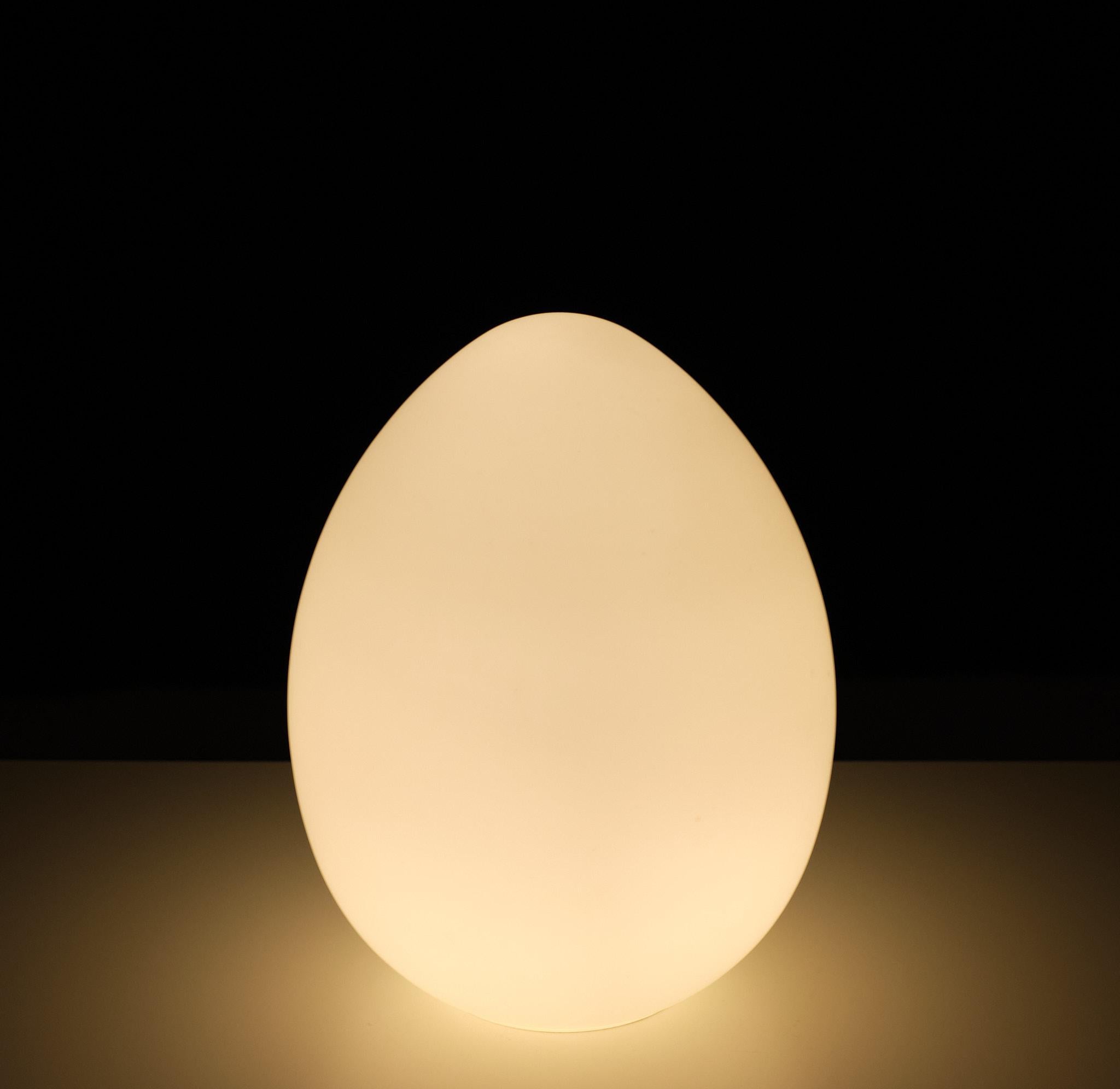 Egg shaped table lamp, Milk glass. One large E27 bulb needed.
Very nice warm light when lid.
  