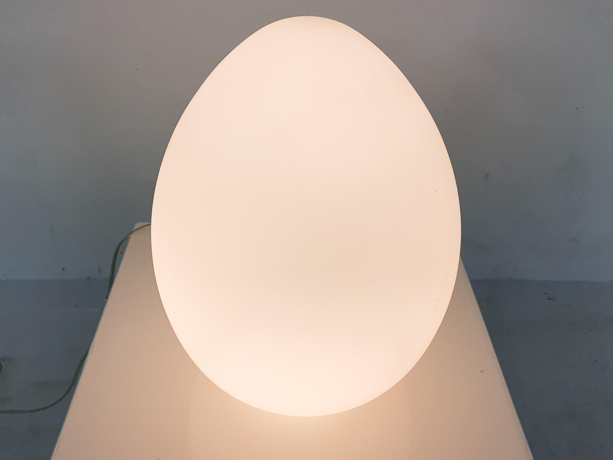 Verrerie de Vianne egg shaped table light in milk glass. In good working condition with EU plug.
In the style of Ben Swildens.