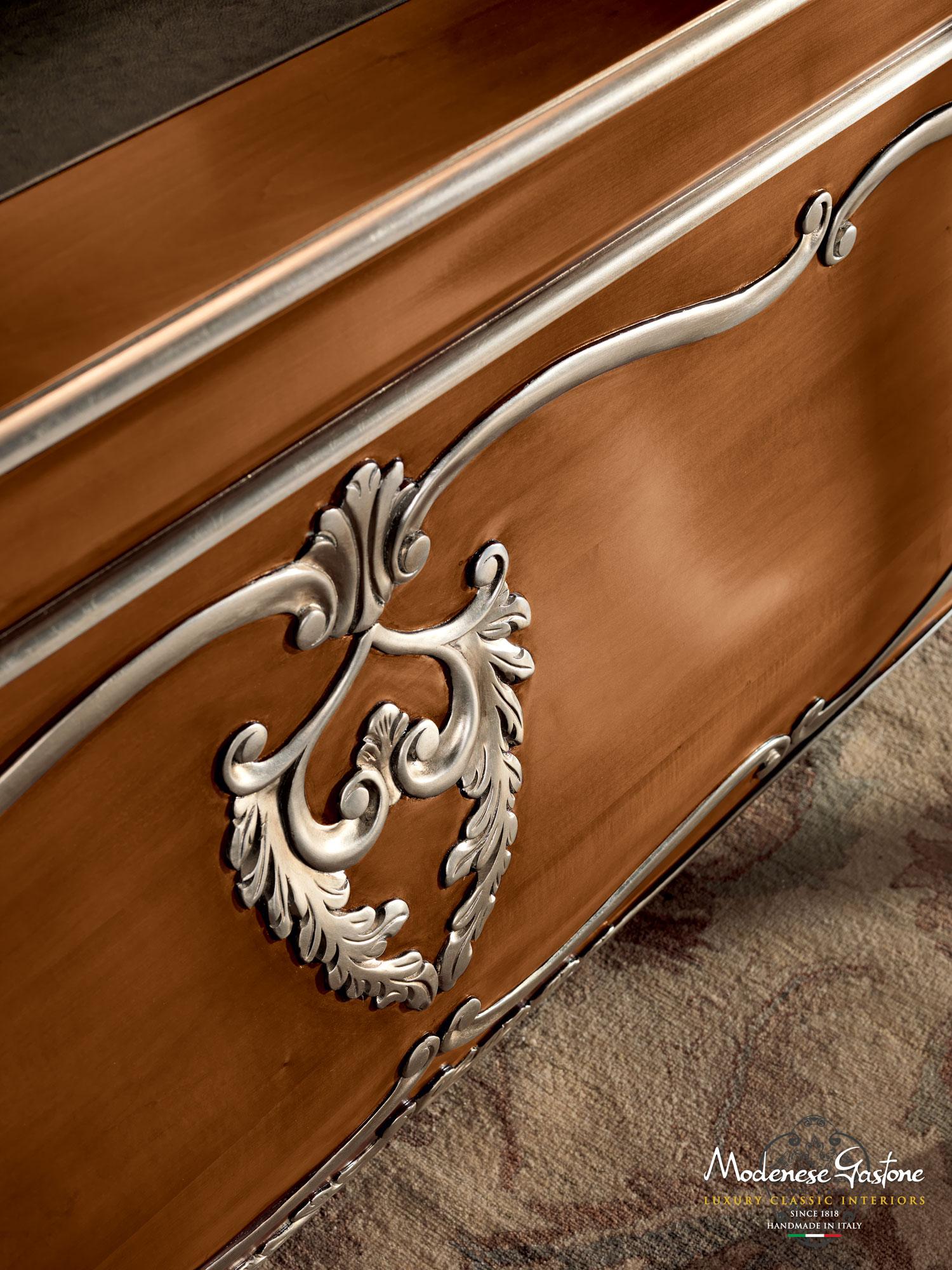 Domed Barock-Ausziehtisch mit Blattsilberdetails und Lederplatte, Modenese (Intarsie) im Angebot