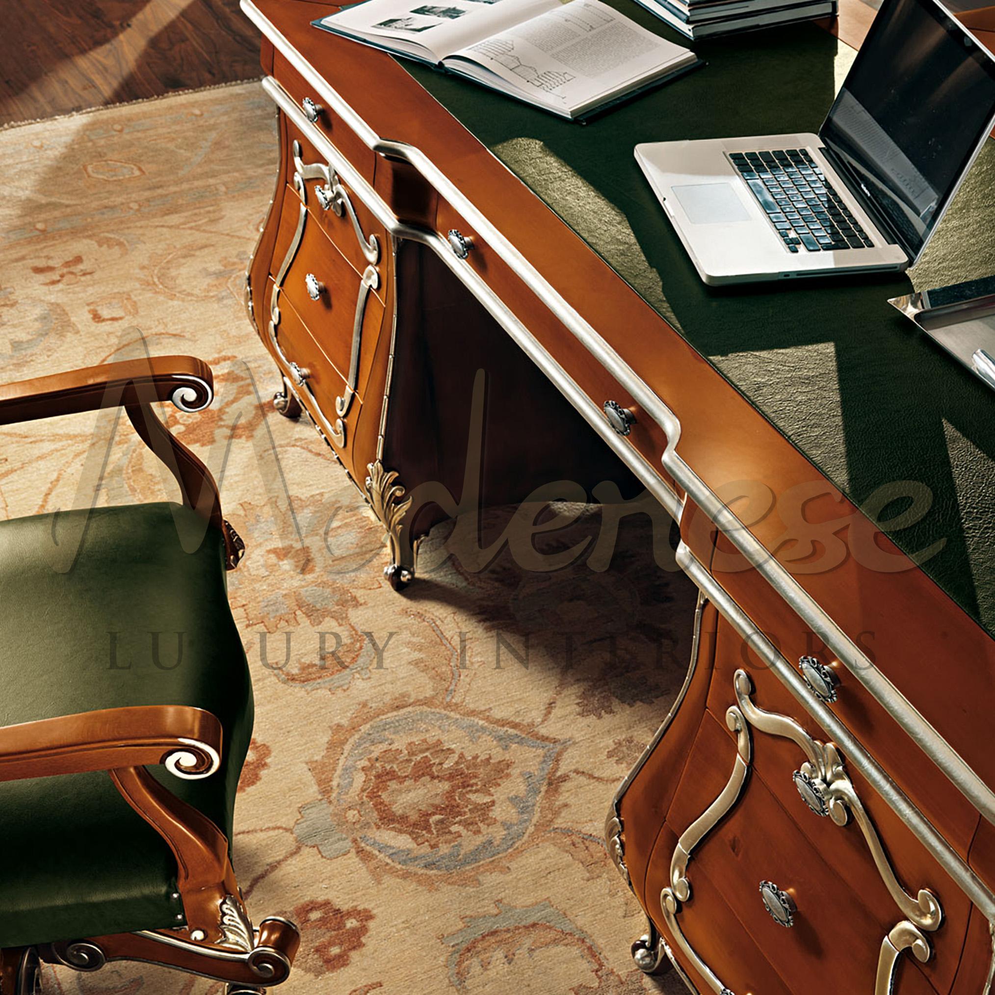 Domed Barock-Büroschreibtisch mit Blattsilberdetails und Lederplatte von Modenese (Italienisch) im Angebot