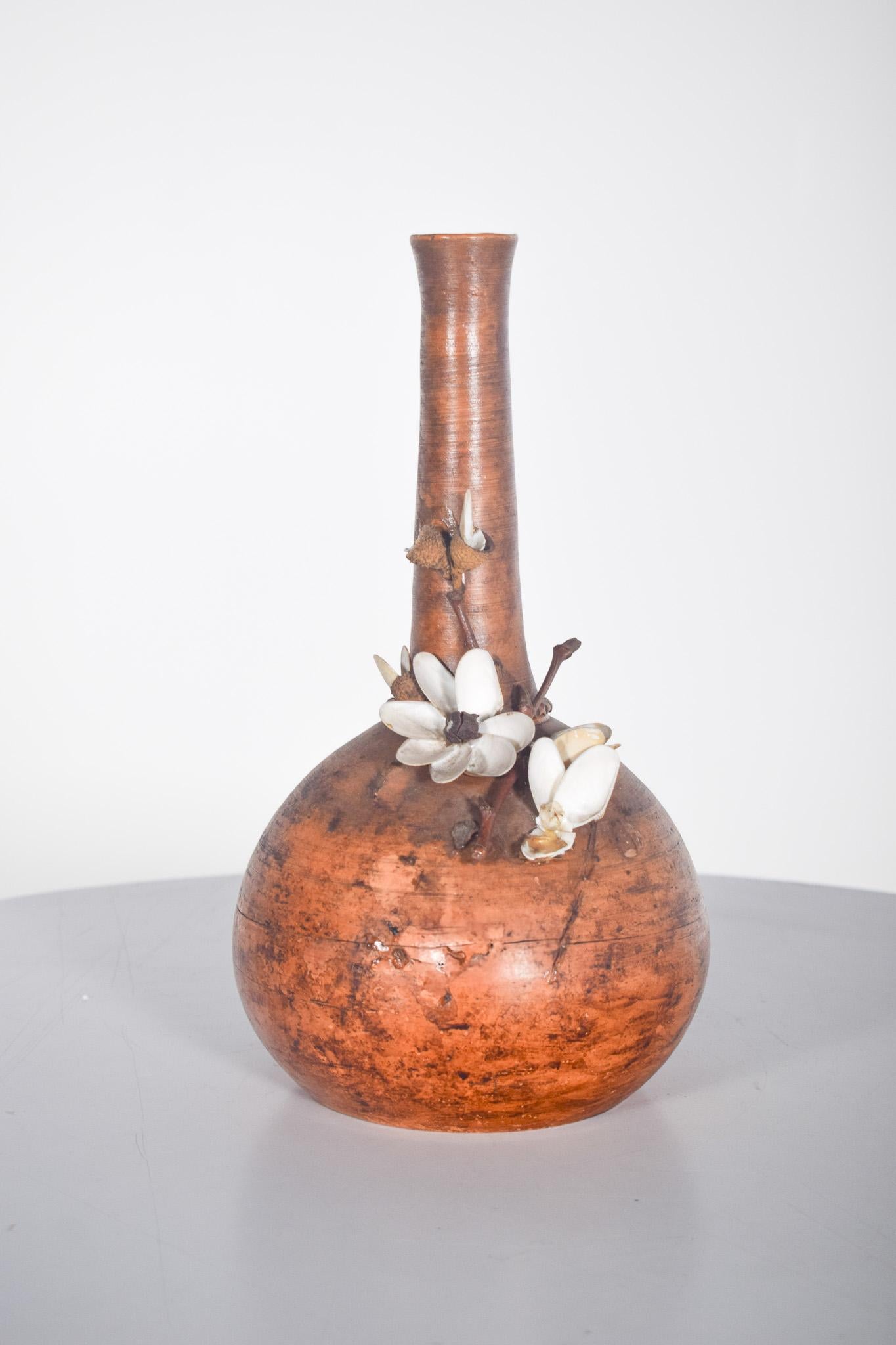 Gewölbte Flasche aus bräunlicher Keramik Hand-Made Dekoration (Moderne der Mitte des Jahrhunderts) im Angebot