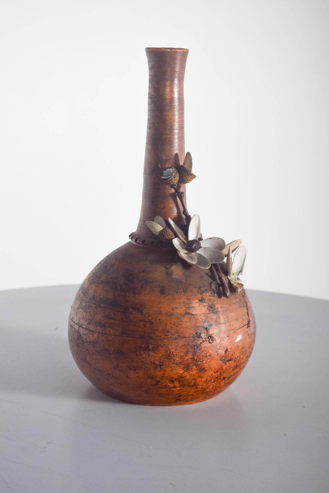 Gewölbte Flasche aus bräunlicher Keramik Hand-Made Dekoration (Portugiesisch) im Angebot