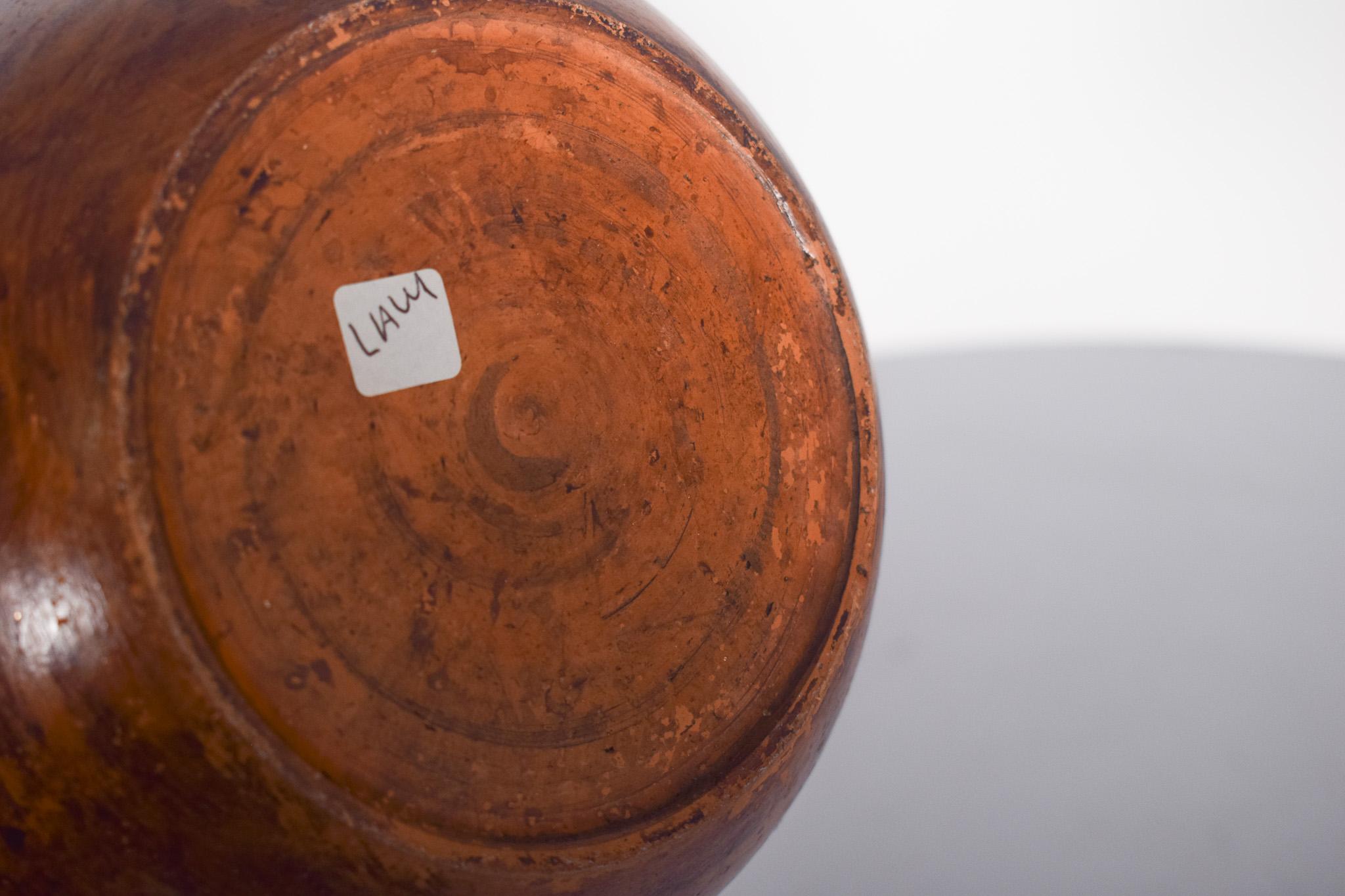 Gewölbte Flasche aus bräunlicher Keramik Hand-Made Dekoration (20. Jahrhundert) im Angebot