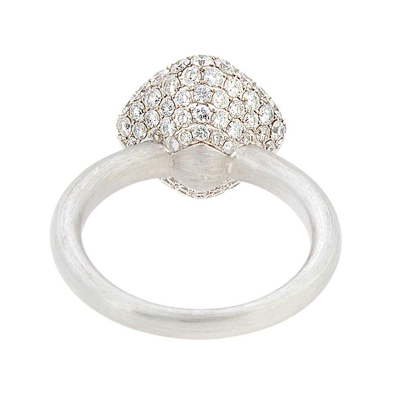 Anello in oro satinato con diamante a forma di bottone bombato In condizioni Nuovo in vendita a Beverly Hills, CA
