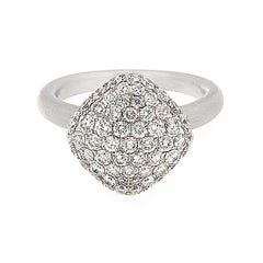 Anello in oro satinato con diamante a forma di bottone bombato