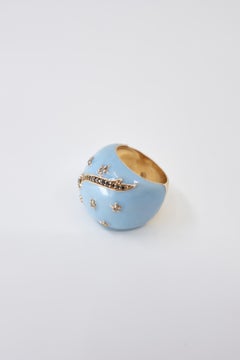 Anillo de cóctel abombado con esmalte azul claro y estrella de diamantes negros