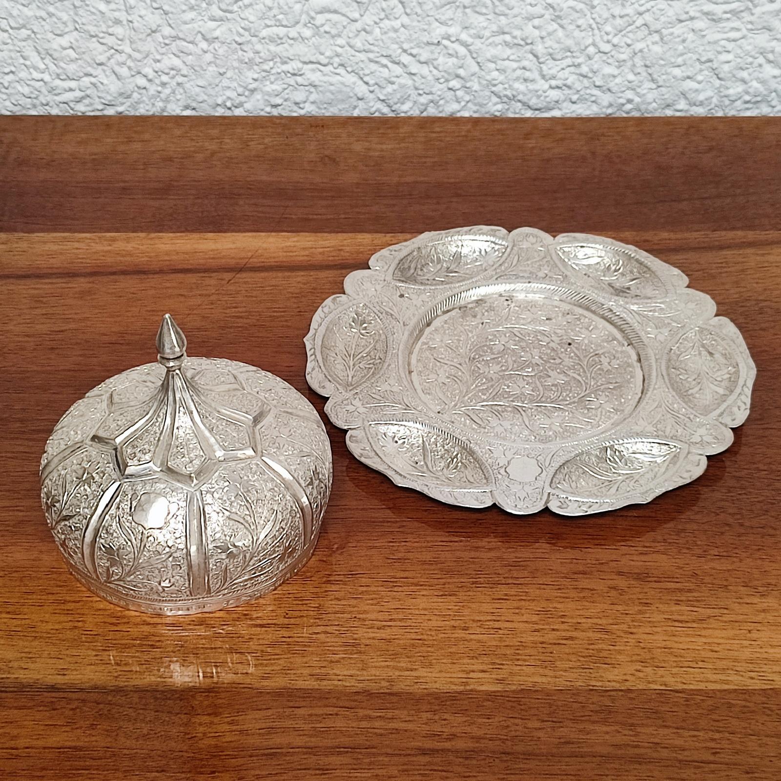 Gewölbtes, bedecktes Nusstablett aus Silber in Repoussé-Technik, Pakistan 1950er Jahre im Angebot 4