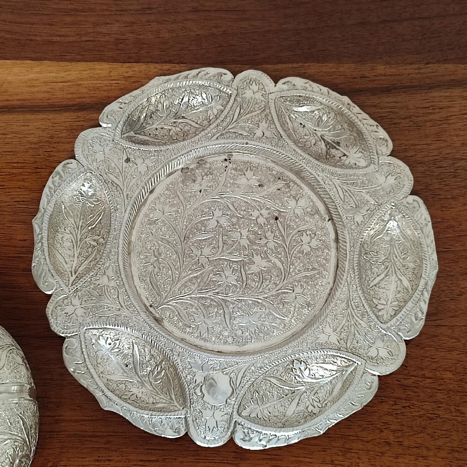 Gewölbtes, bedecktes Nusstablett aus Silber in Repoussé-Technik, Pakistan 1950er Jahre im Angebot 5