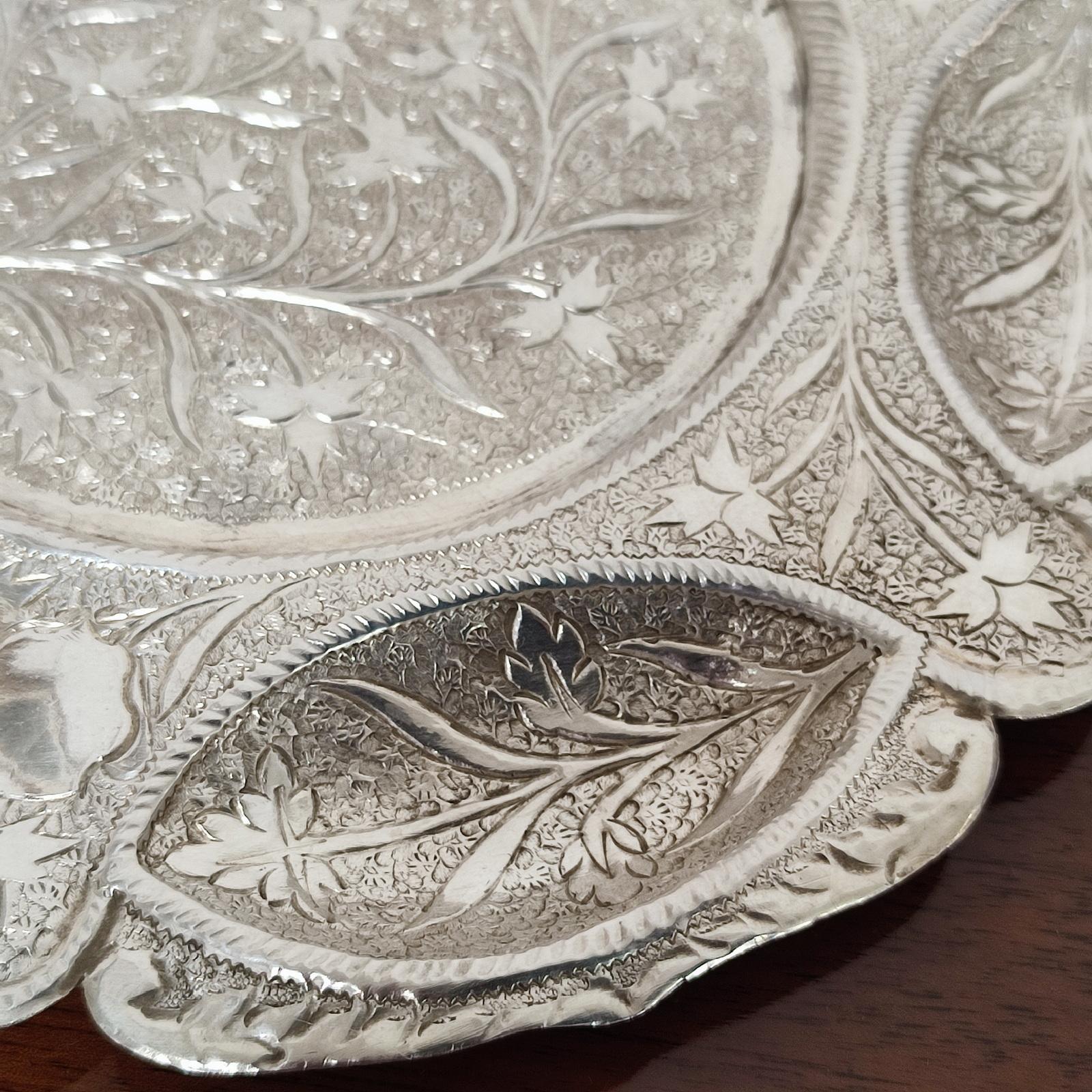 Gewölbtes, bedecktes Nusstablett aus Silber in Repoussé-Technik, Pakistan 1950er Jahre im Angebot 6