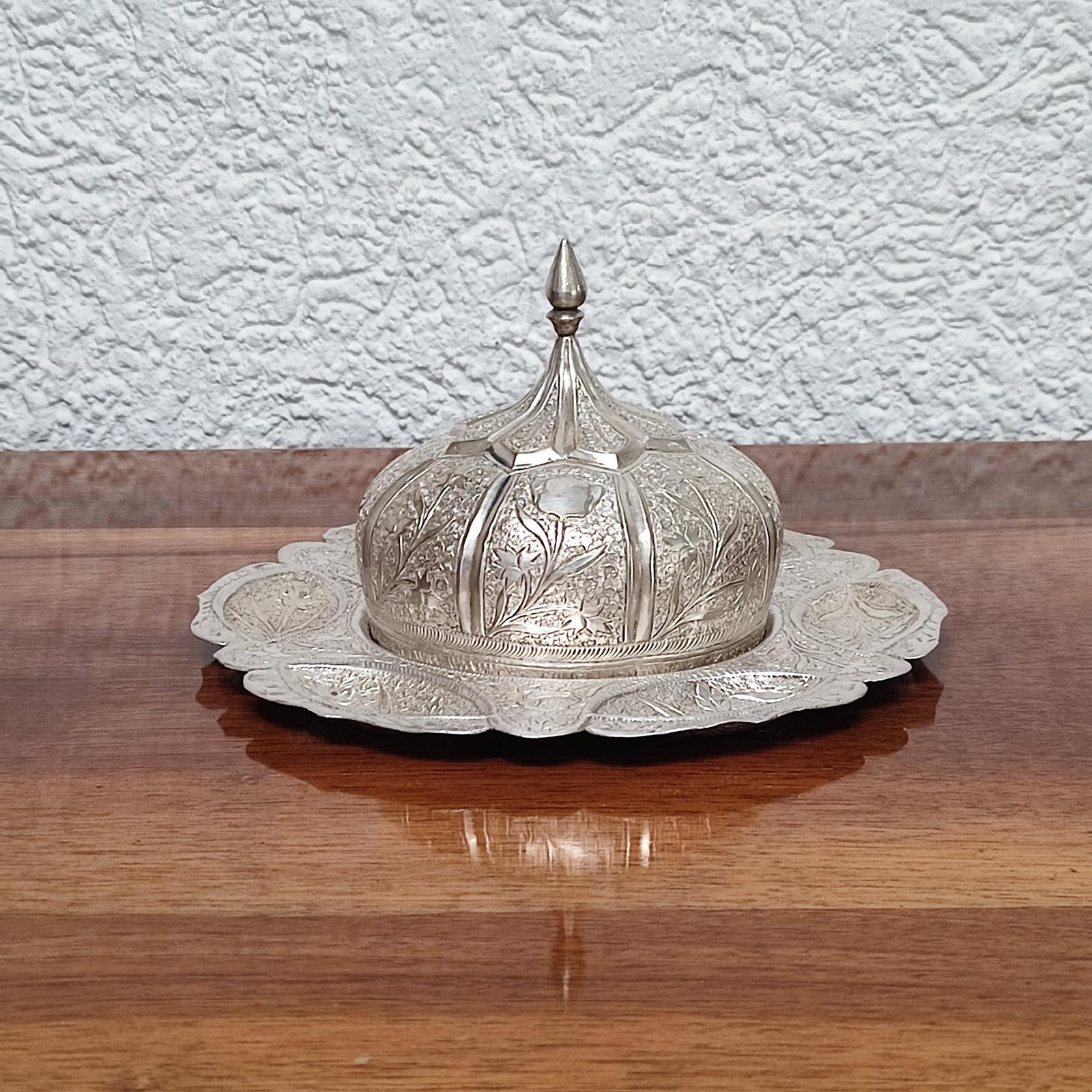 Ein prächtiger runder Silberteller mit gewölbtem Deckel, Pakistan 1950er Jahre. Sehr guter gebrauchter Zustand.
Realisiert in repoussiertem Silber, mit kompliziertem floralem Design. Ideal für Leckereien und Süßigkeiten oder einfach als
