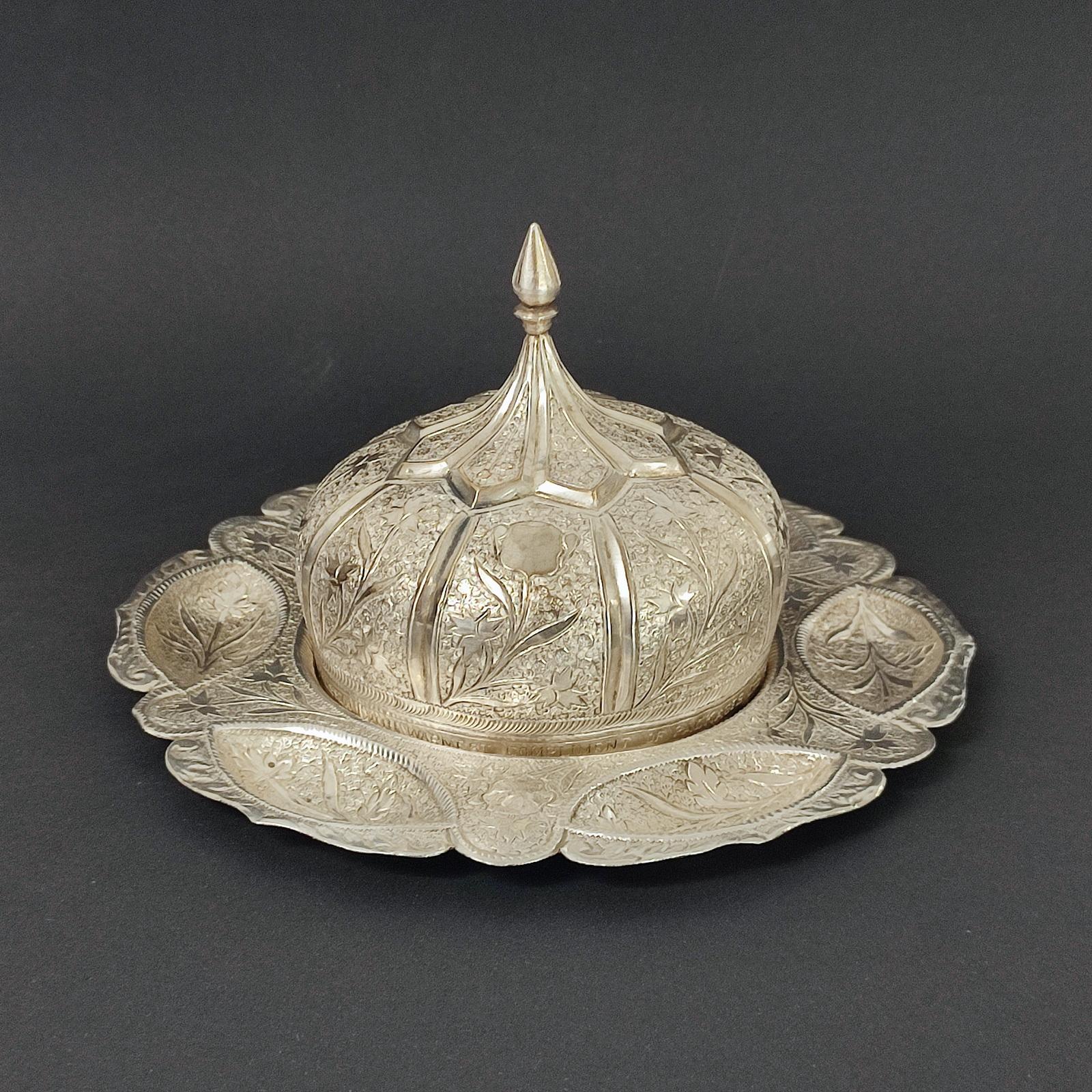 Gewölbtes, bedecktes Nusstablett aus Silber in Repoussé-Technik, Pakistan 1950er Jahre (Islamisch) im Angebot