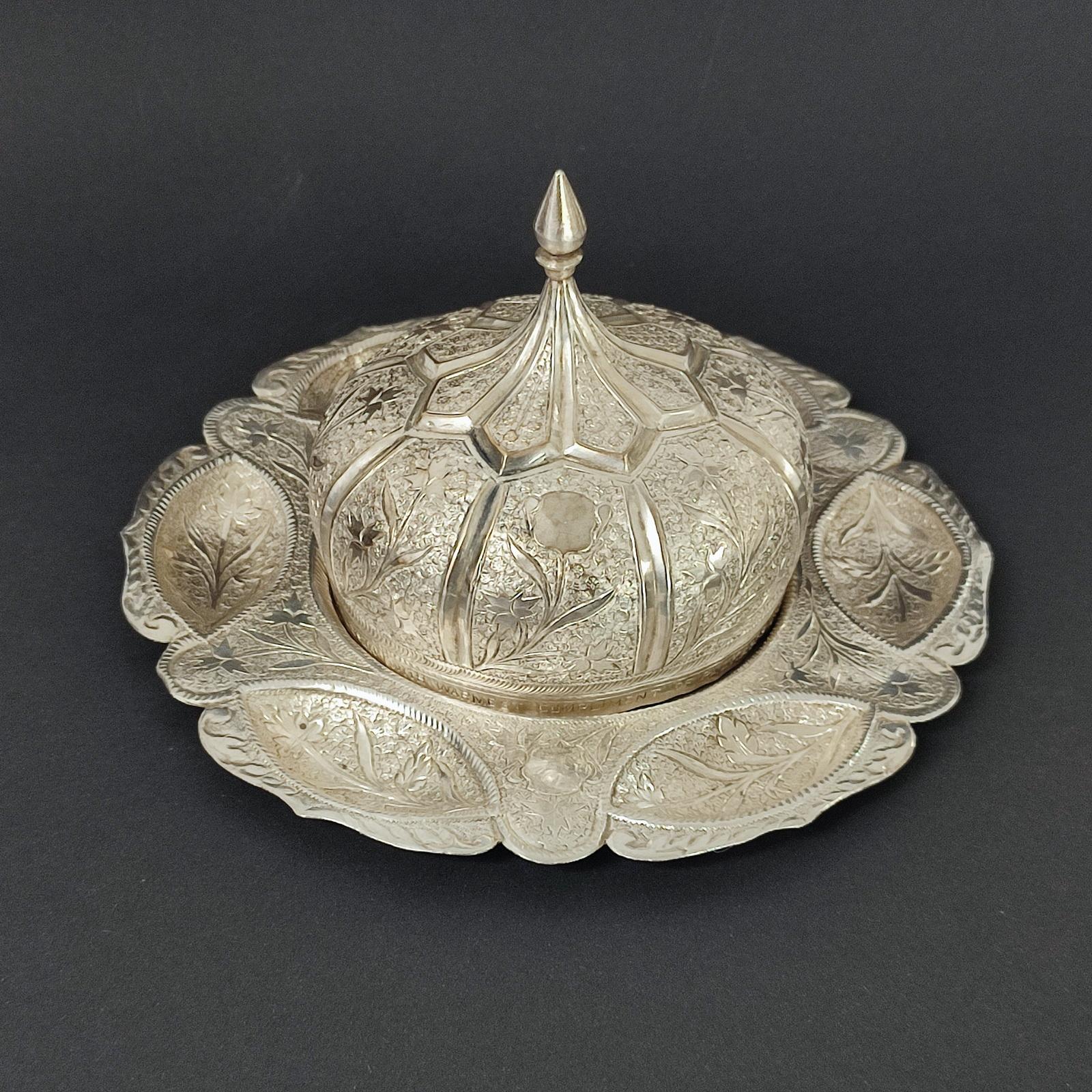 Gewölbtes, bedecktes Nusstablett aus Silber in Repoussé-Technik, Pakistan 1950er Jahre (Pakistanisch) im Angebot