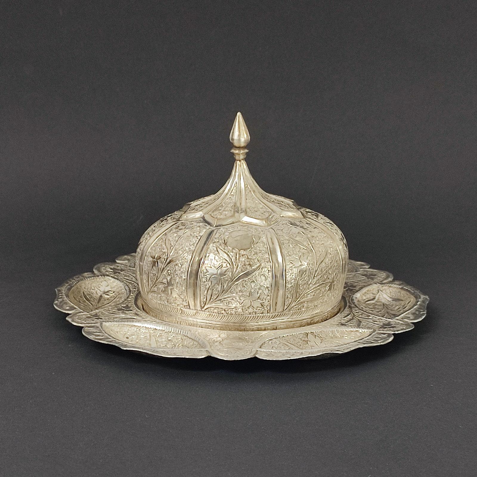 Gewölbtes, bedecktes Nusstablett aus Silber in Repoussé-Technik, Pakistan 1950er Jahre (Mitte des 20. Jahrhunderts) im Angebot