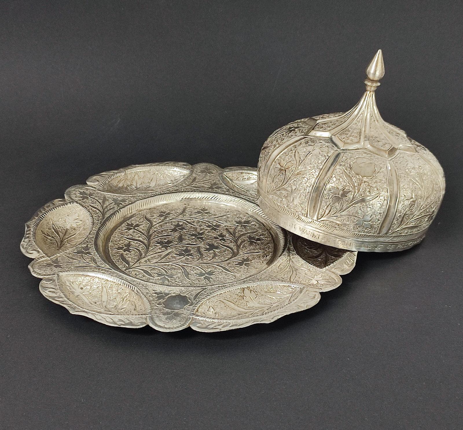 Gewölbtes, bedecktes Nusstablett aus Silber in Repoussé-Technik, Pakistan 1950er Jahre im Angebot 1