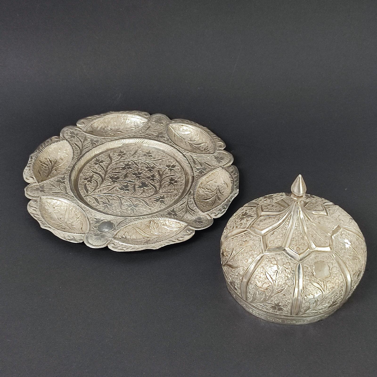 Gewölbtes, bedecktes Nusstablett aus Silber in Repoussé-Technik, Pakistan 1950er Jahre im Angebot 2