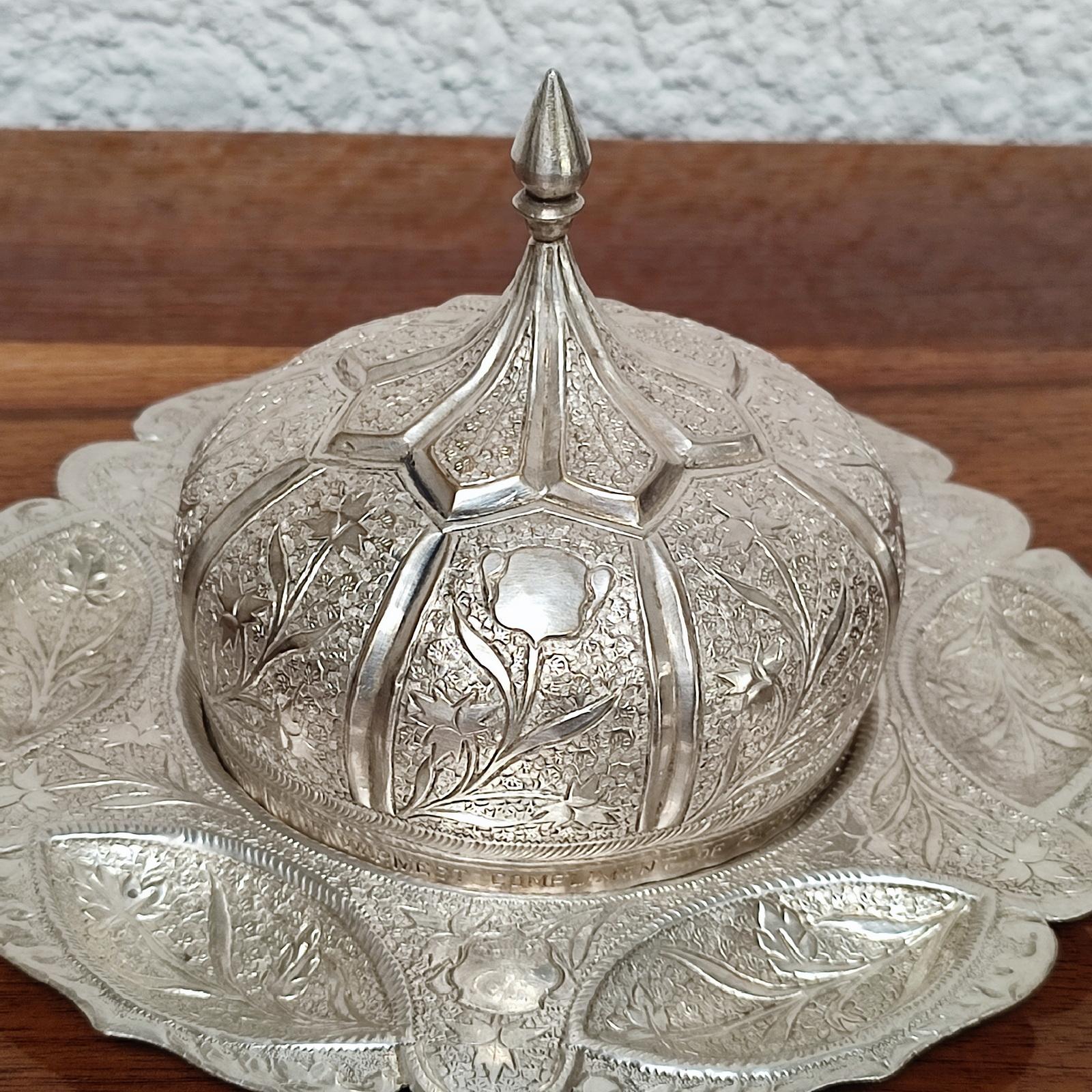 Gewölbtes, bedecktes Nusstablett aus Silber in Repoussé-Technik, Pakistan 1950er Jahre im Angebot 3