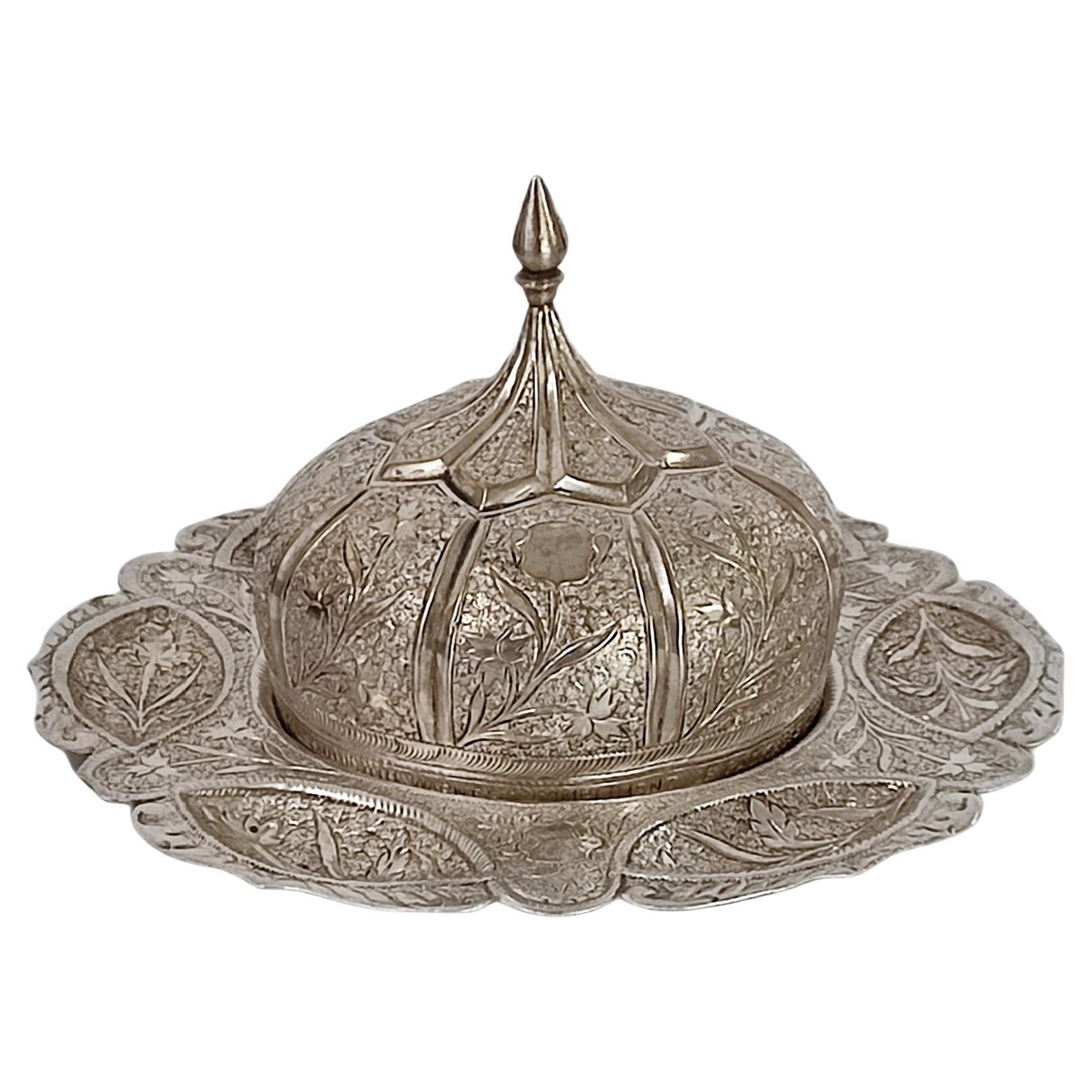 Gewölbtes, bedecktes Nusstablett aus Silber in Repoussé-Technik, Pakistan 1950er Jahre im Angebot